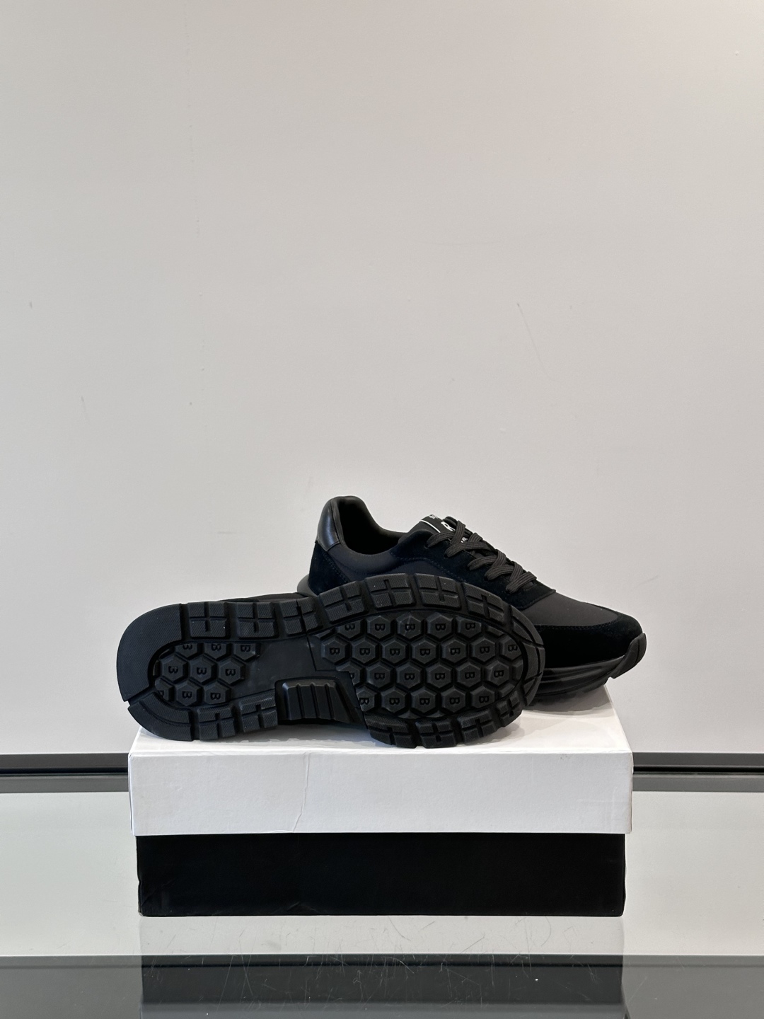 Berluti/布鲁提 低帮休闲运动鞋，这款百搭的低帮运动鞋鞋面采用进口牛皮打造，外侧饰有scritto