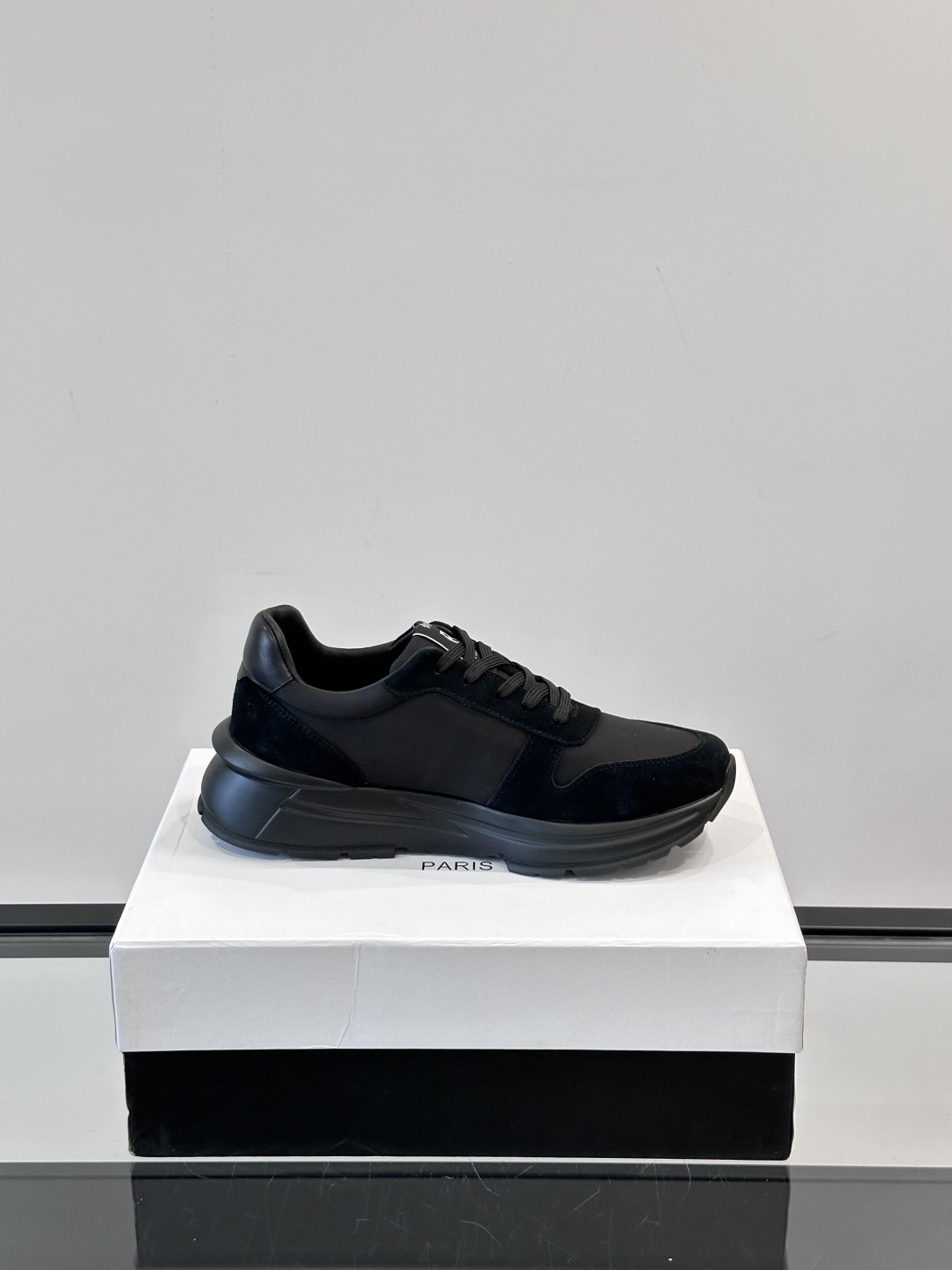 Berluti/布鲁提 低帮休闲运动鞋，这款百搭的低帮运动鞋鞋面采用进口牛皮打造，外侧饰有scritto