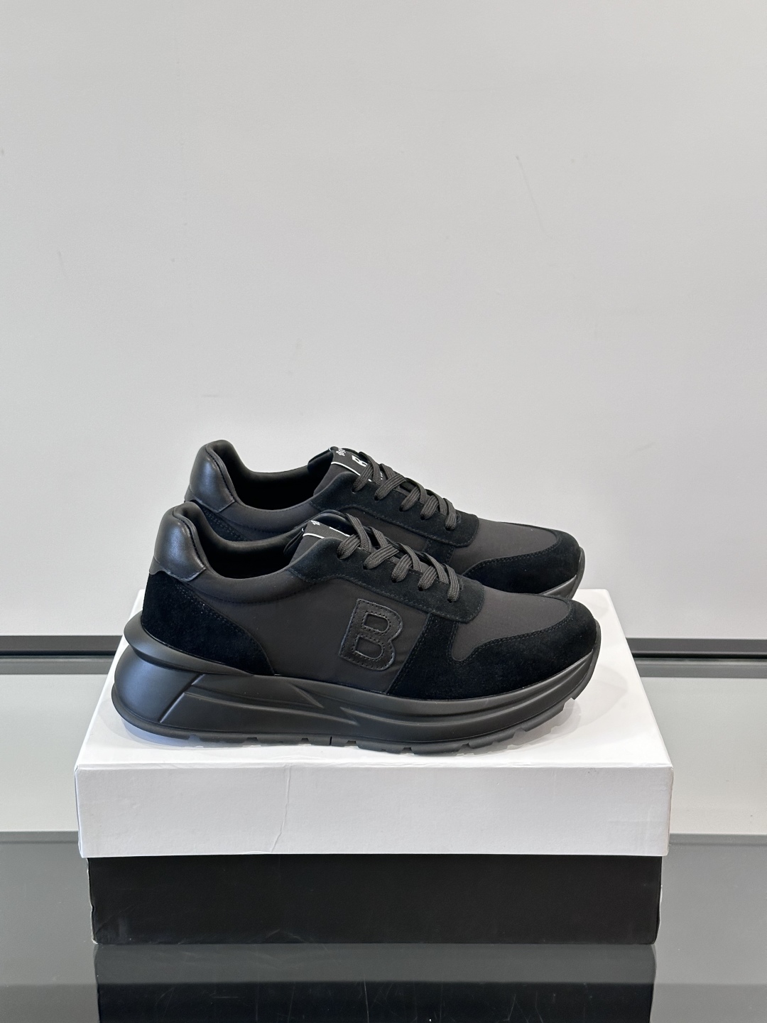 Berluti/布鲁提 低帮休闲运动鞋，这款百搭的低帮运动鞋鞋面采用进口牛皮打造，外侧饰有scritto