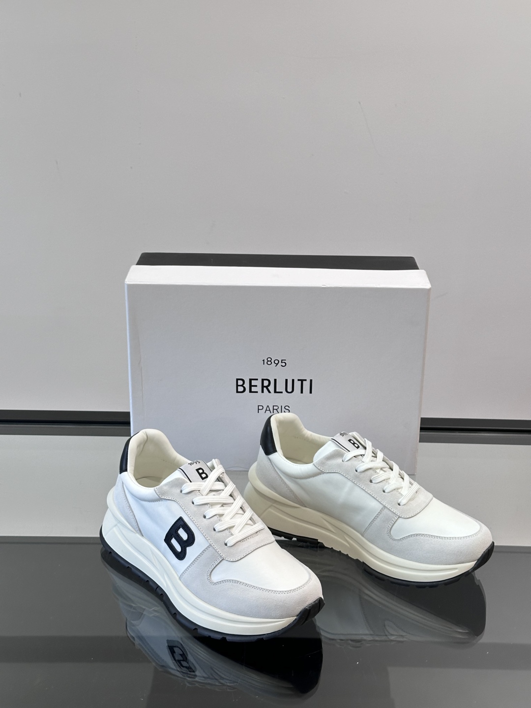 Berluti/布鲁提 低帮休闲运动鞋，这款百搭的低帮运动鞋鞋面采用进口牛皮打造，外侧饰有scritto