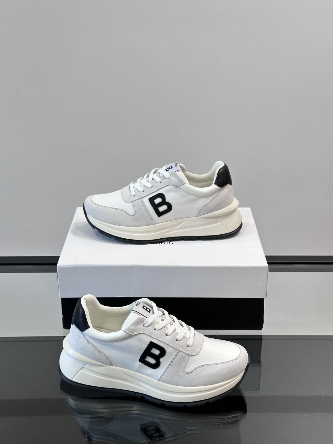 Berluti/布鲁提 低帮休闲运动鞋，这款百搭的低帮运动鞋鞋面采用进口牛皮打造，外侧饰有scritto