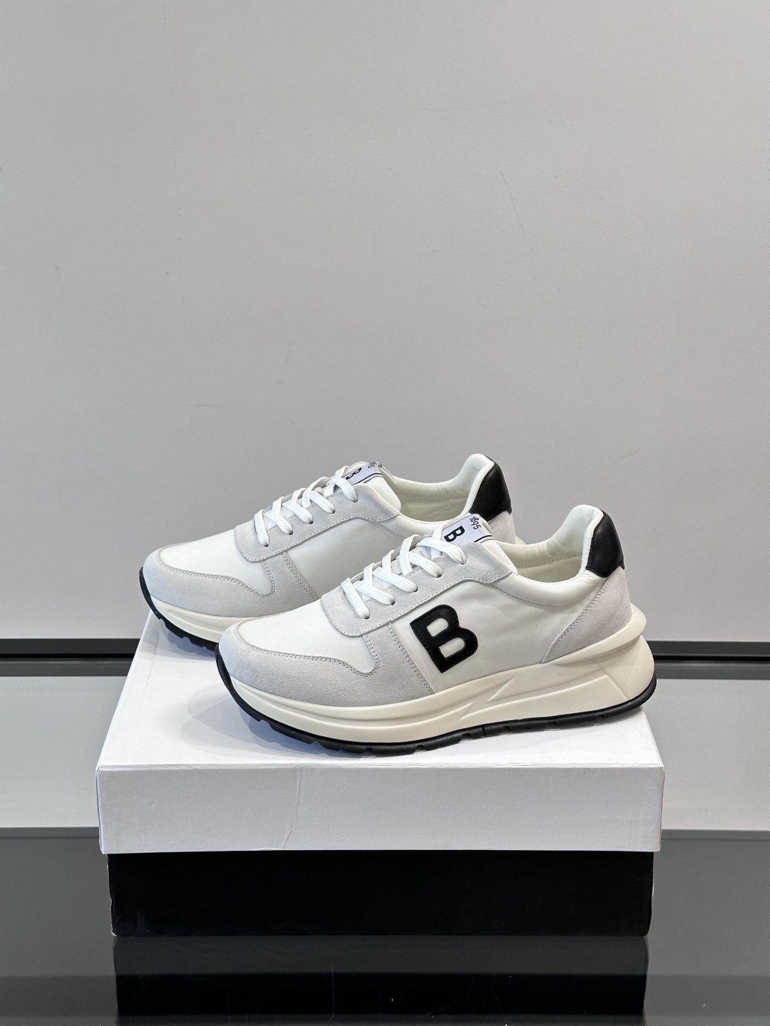 Berluti/布鲁提 低帮休闲运动鞋，这款百搭的低帮运动鞋鞋面采用进口牛皮打造，外侧饰有scritto