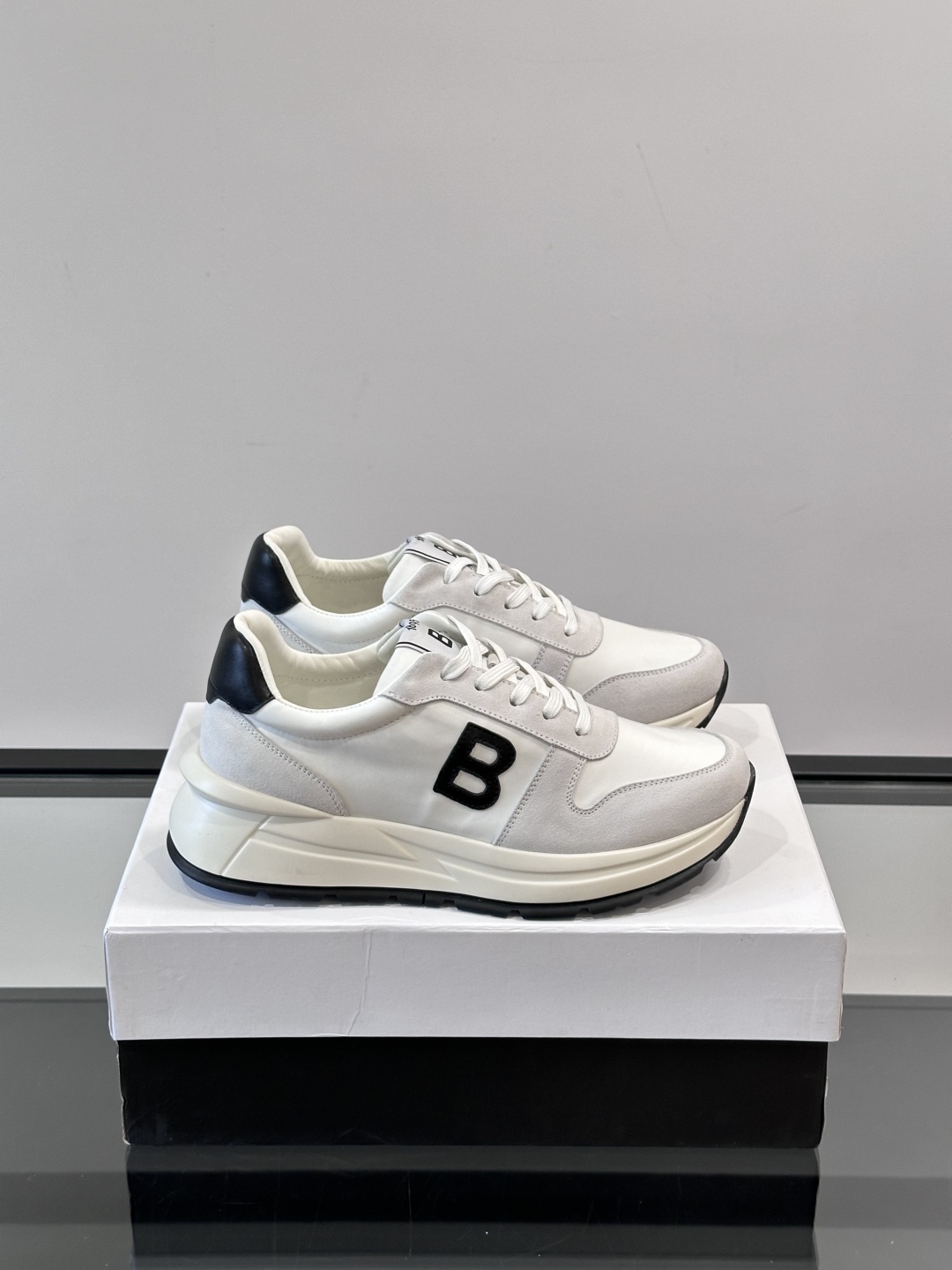 Berluti/布鲁提 低帮休闲运动鞋，这款百搭的低帮运动鞋鞋面采用进口牛皮打造，外侧饰有scritto