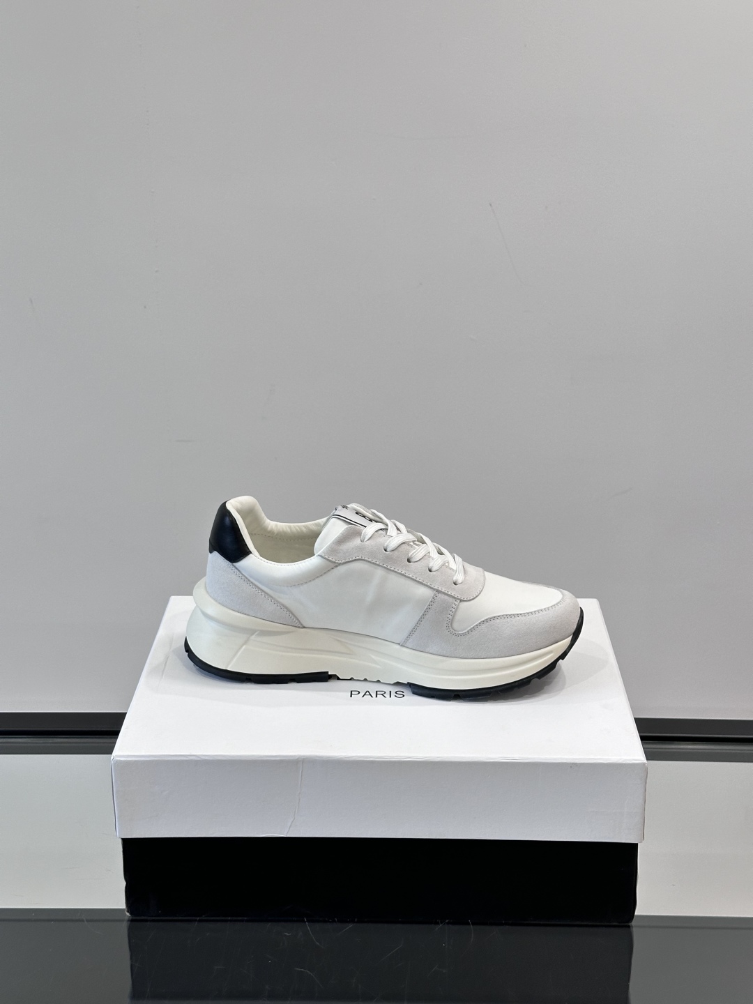 Berluti/布鲁提 低帮休闲运动鞋，这款百搭的低帮运动鞋鞋面采用进口牛皮打造，外侧饰有scritto