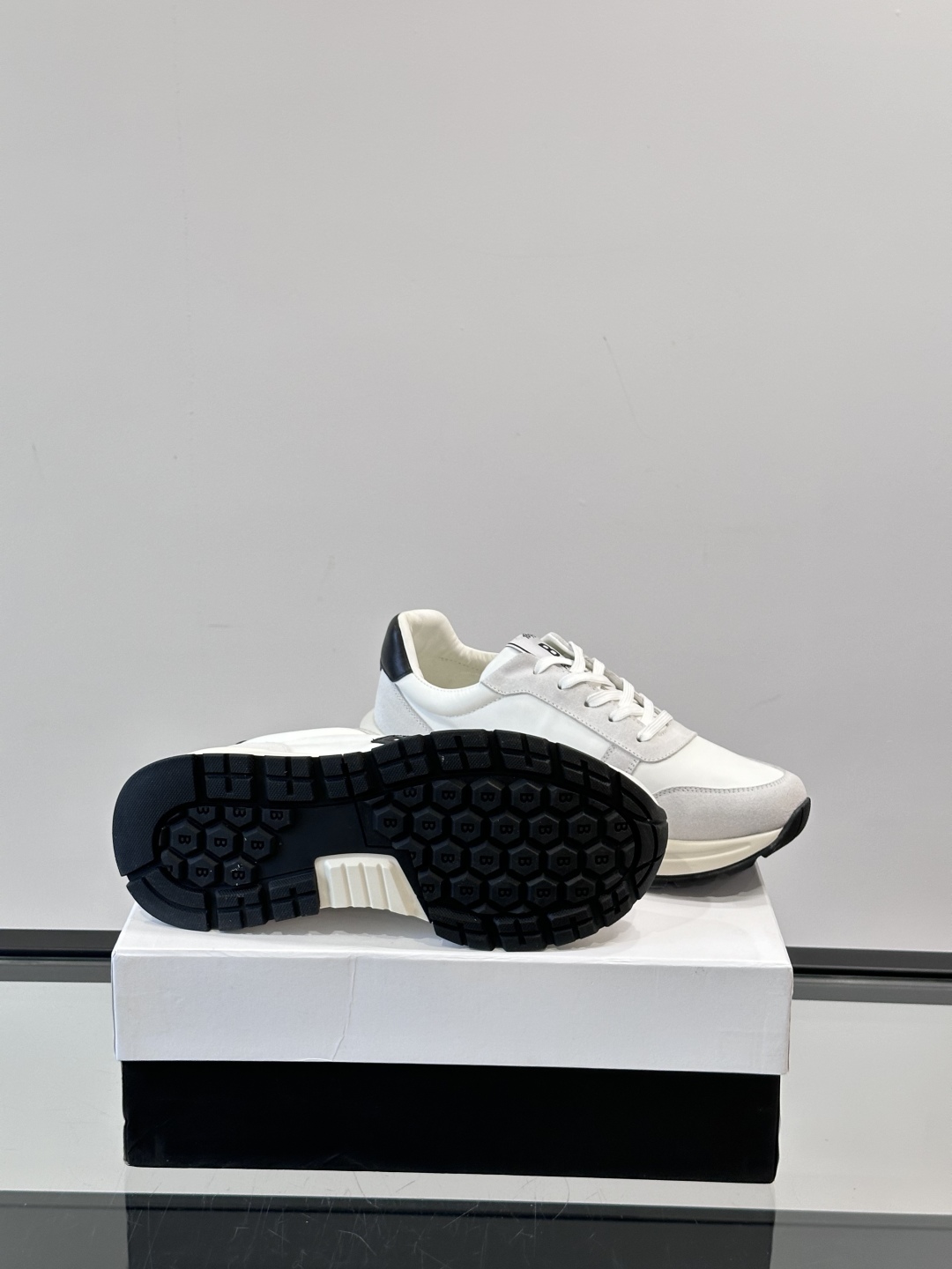 Berluti/布鲁提 低帮休闲运动鞋，这款百搭的低帮运动鞋鞋面采用进口牛皮打造，外侧饰有scritto