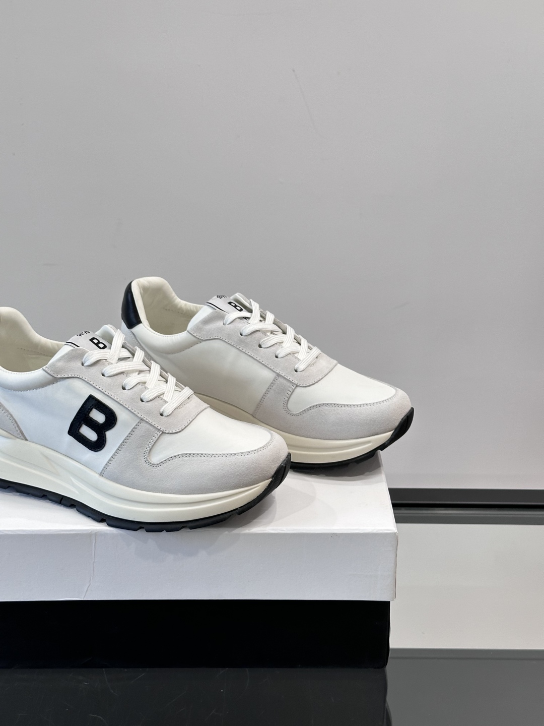 Berluti/布鲁提 低帮休闲运动鞋，这款百搭的低帮运动鞋鞋面采用进口牛皮打造，外侧饰有scritto