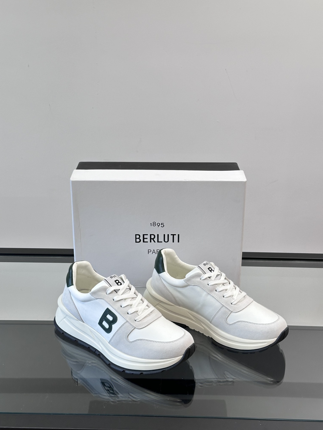 Berluti/布鲁提 低帮休闲运动鞋，这款百搭的低帮运动鞋鞋面采用进口牛皮打造，外侧饰有scritto