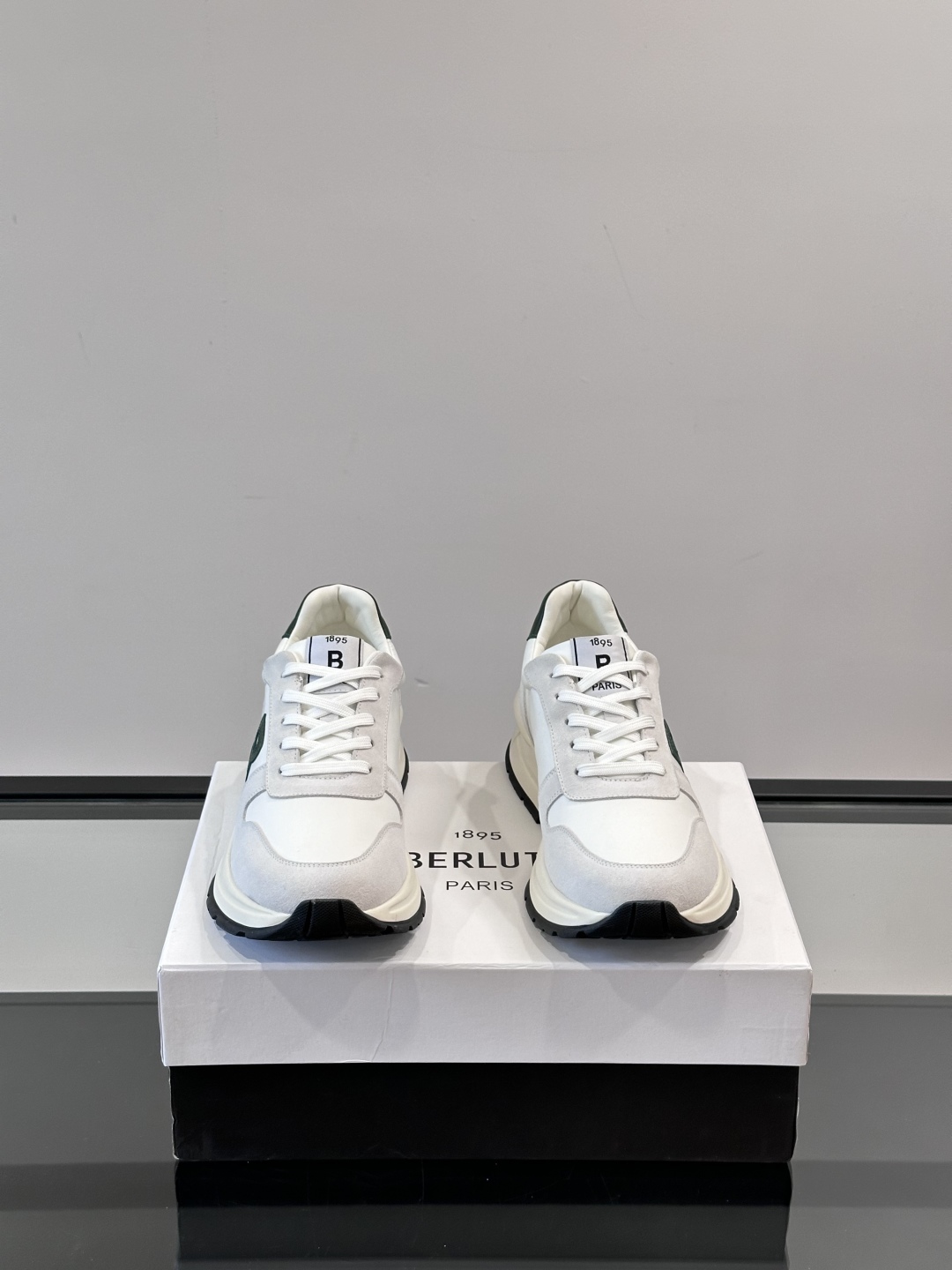 Berluti/布鲁提 低帮休闲运动鞋，这款百搭的低帮运动鞋鞋面采用进口牛皮打造，外侧饰有scritto