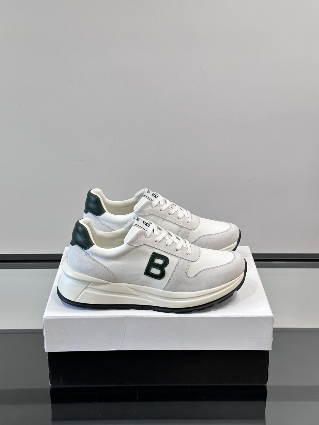 Berluti/布鲁提 低帮休闲运动鞋，这款百搭的低帮运动鞋鞋面采用进口牛皮打造，外侧饰有scritto