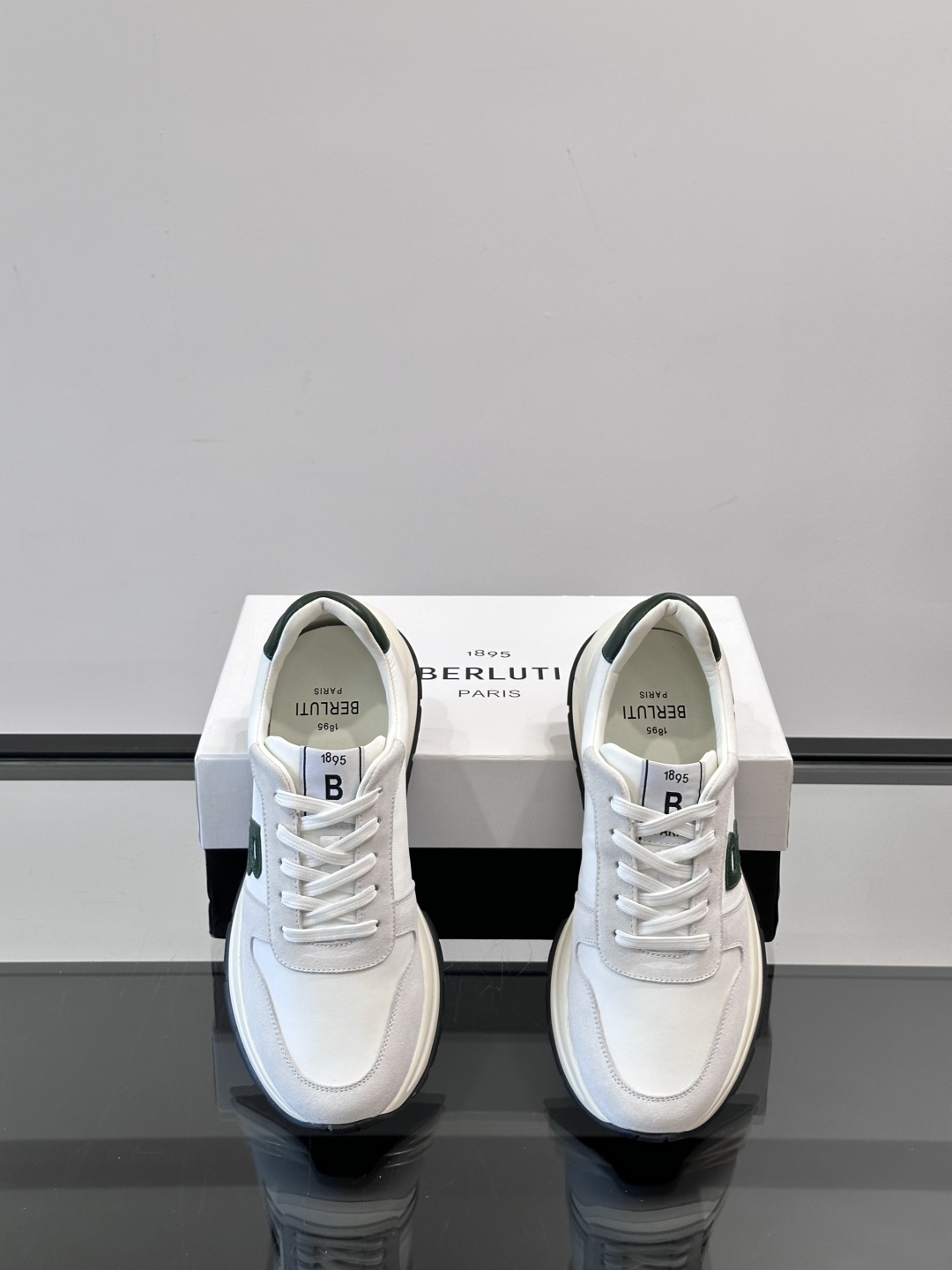 Berluti/布鲁提 低帮休闲运动鞋，这款百搭的低帮运动鞋鞋面采用进口牛皮打造，外侧饰有scritto