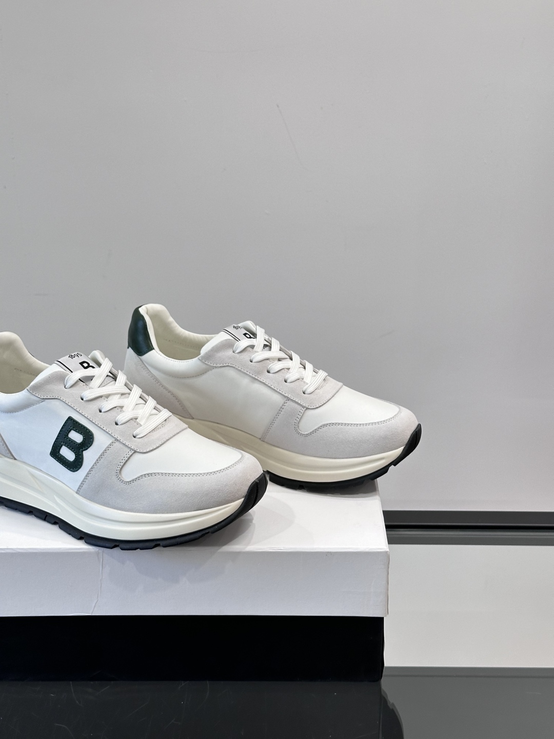 Berluti/布鲁提 低帮休闲运动鞋，这款百搭的低帮运动鞋鞋面采用进口牛皮打造，外侧饰有scritto