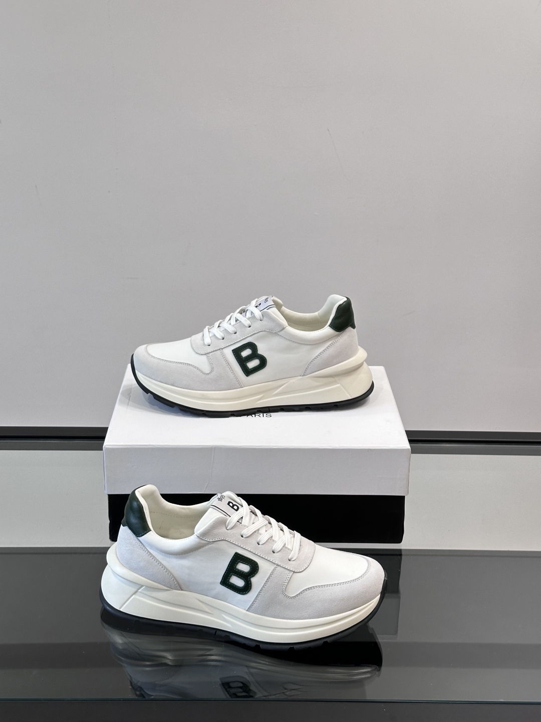 Berluti/布鲁提 低帮休闲运动鞋，这款百搭的低帮运动鞋鞋面采用进口牛皮打造，外侧饰有scritto