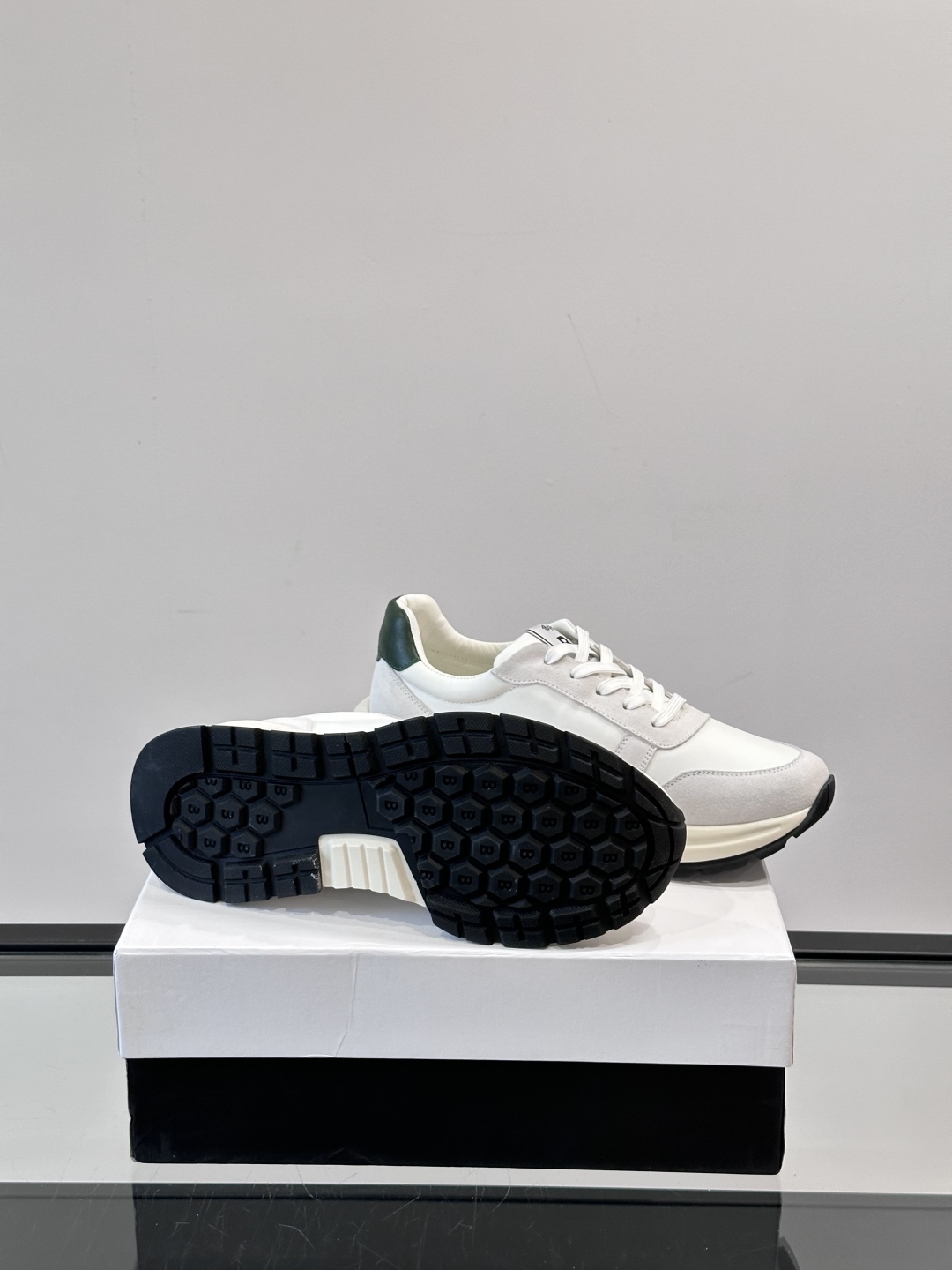 Berluti/布鲁提 低帮休闲运动鞋，这款百搭的低帮运动鞋鞋面采用进口牛皮打造，外侧饰有scritto