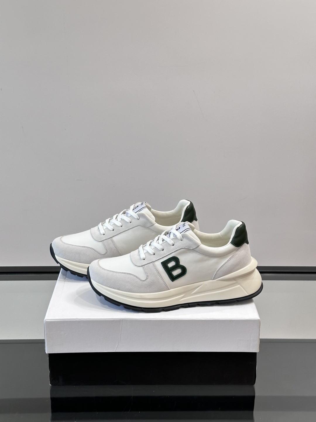 Berluti/布鲁提 低帮休闲运动鞋，这款百搭的低帮运动鞋鞋面采用进口牛皮打造，外侧饰有scritto
