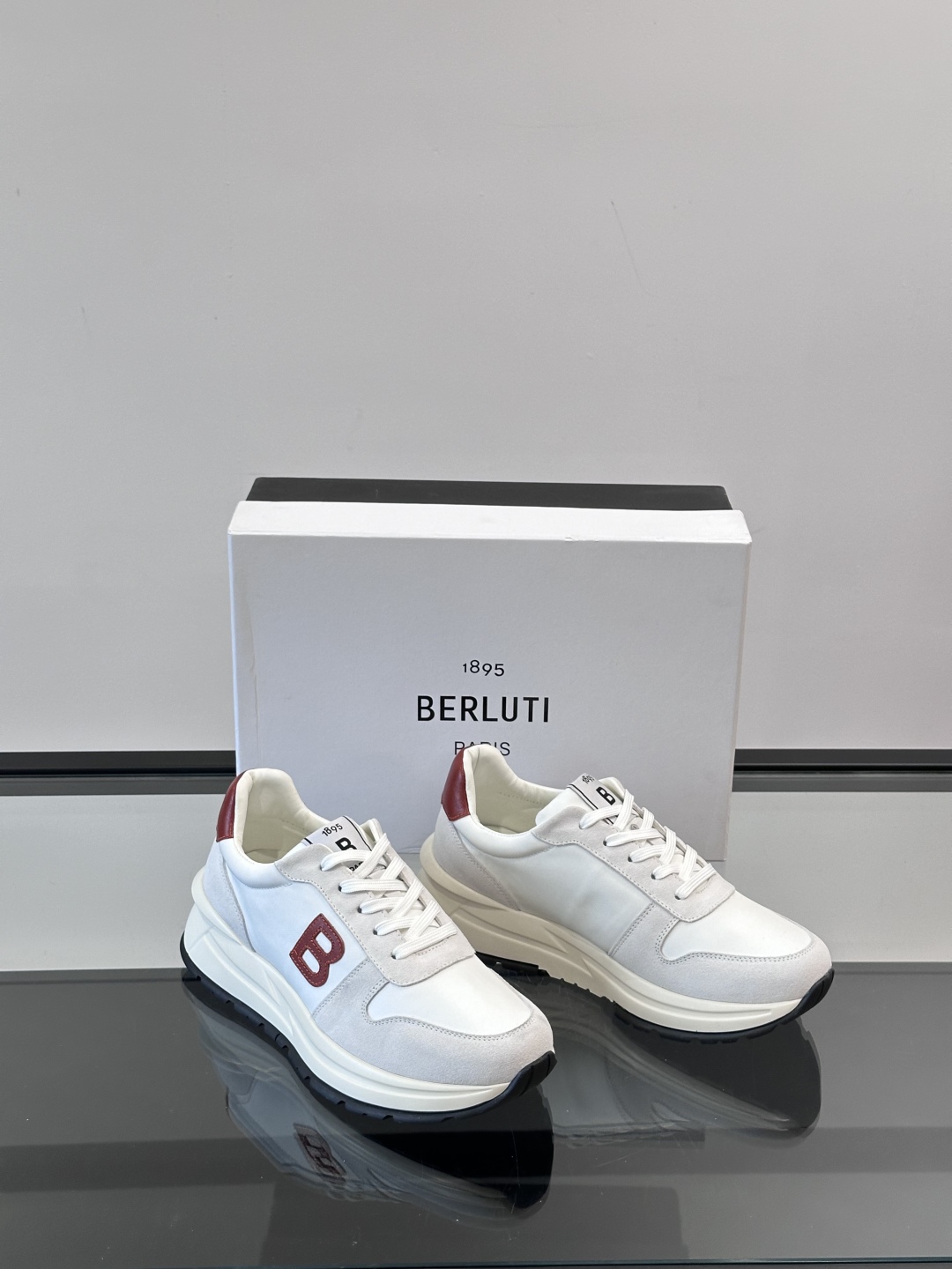 Berluti/布鲁提 低帮休闲运动鞋，这款百搭的低帮运动鞋鞋面采用进口牛皮打造，外侧饰有scritto