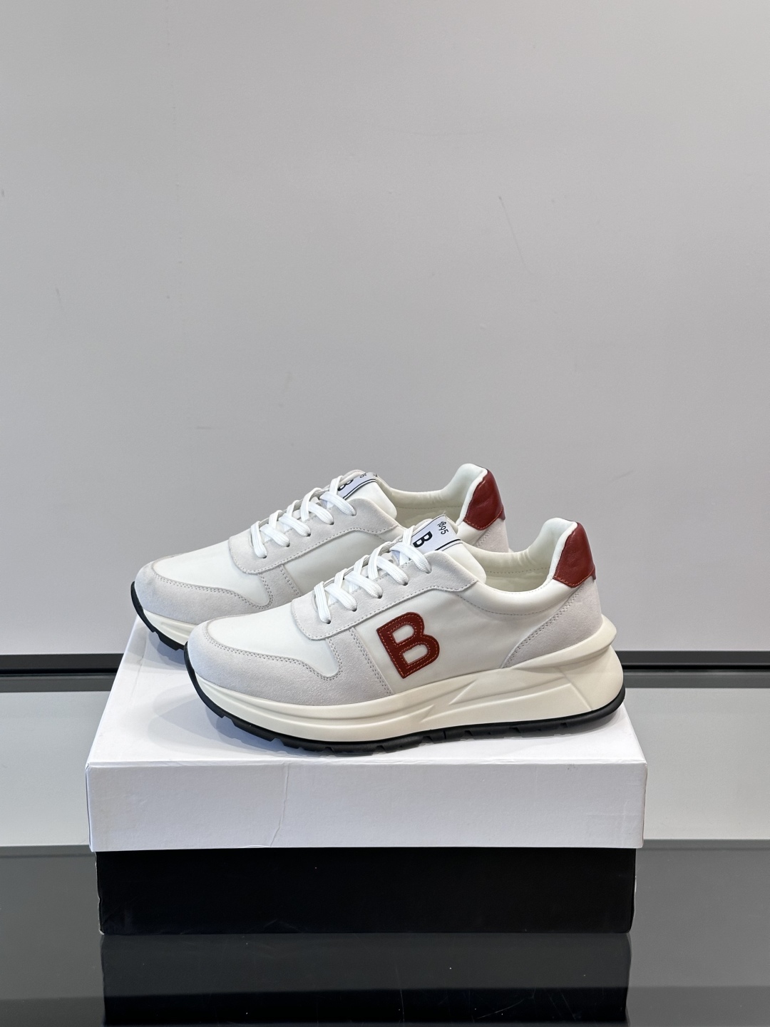 Berluti/布鲁提 低帮休闲运动鞋，这款百搭的低帮运动鞋鞋面采用进口牛皮打造，外侧饰有scritto
