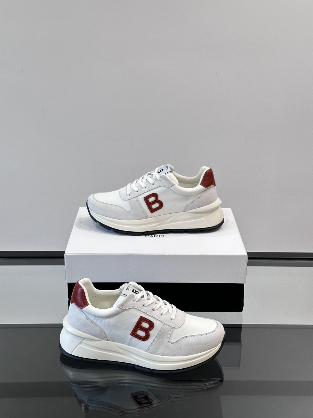 Berluti/布鲁提 低帮休闲运动鞋，这款百搭的低帮运动鞋鞋面采用进口牛皮打造，外侧饰有scritto