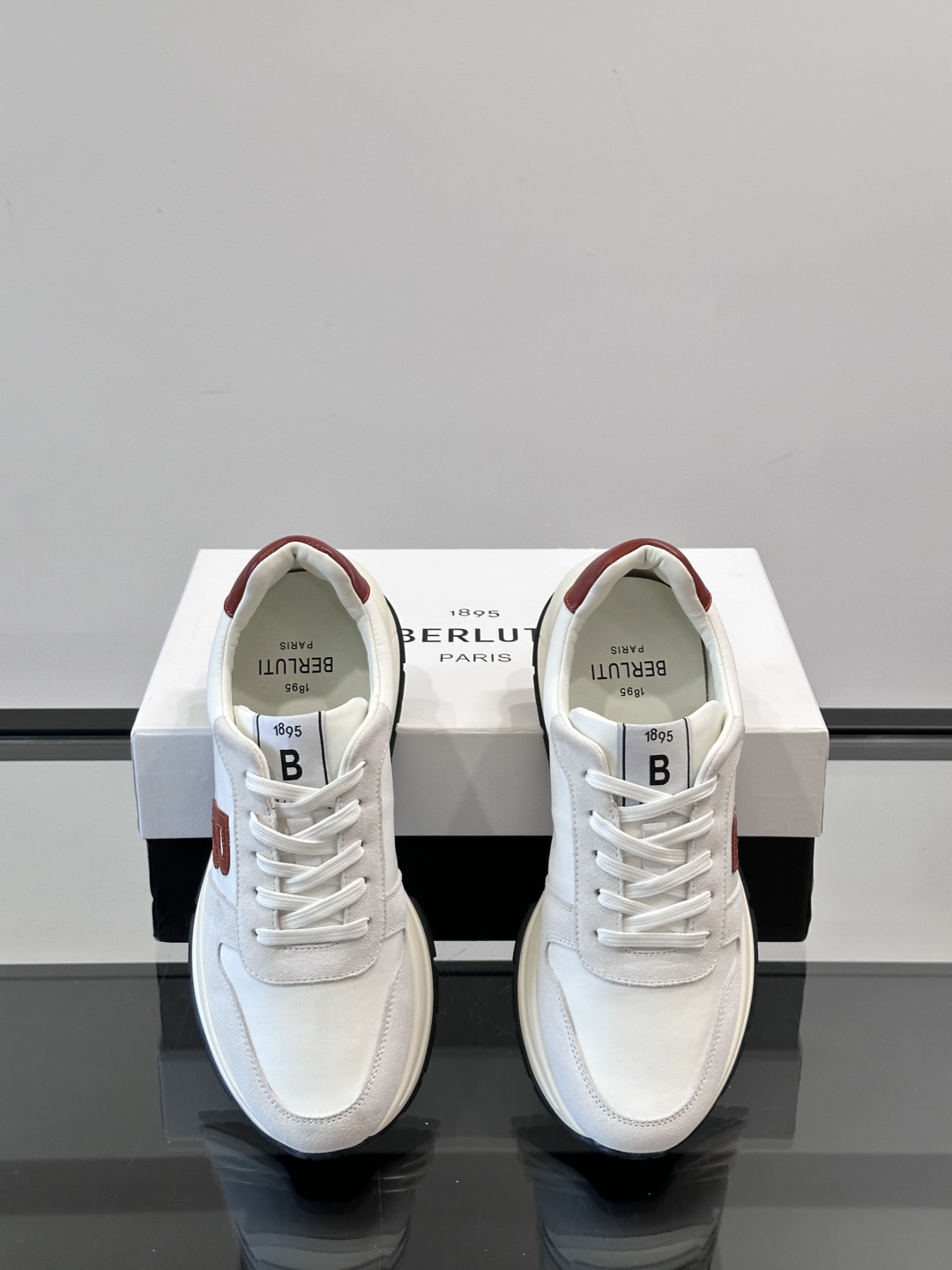 Berluti/布鲁提 低帮休闲运动鞋，这款百搭的低帮运动鞋鞋面采用进口牛皮打造，外侧饰有scritto