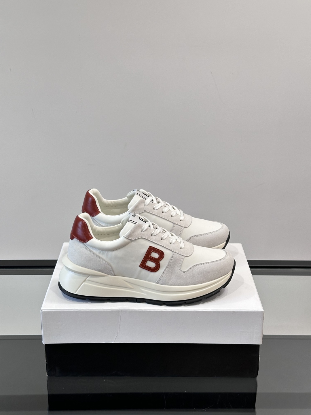 Berluti/布鲁提 低帮休闲运动鞋，这款百搭的低帮运动鞋鞋面采用进口牛皮打造，外侧饰有scritto