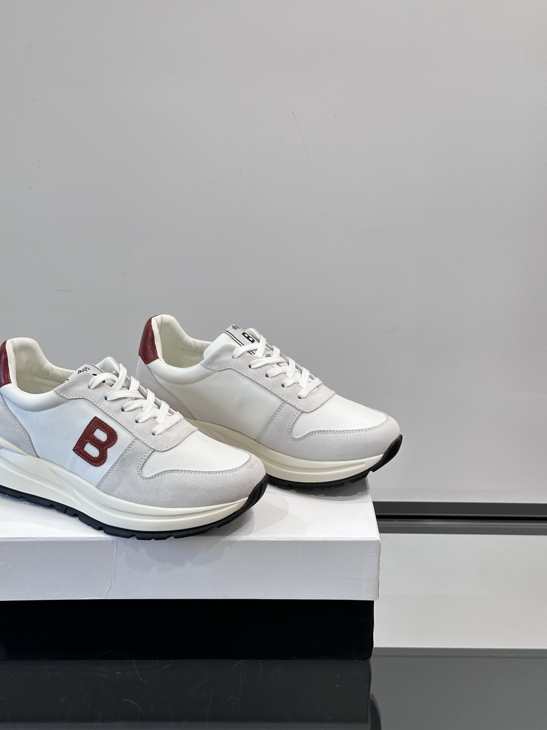 Berluti/布鲁提 低帮休闲运动鞋，这款百搭的低帮运动鞋鞋面采用进口牛皮打造，外侧饰有scritto