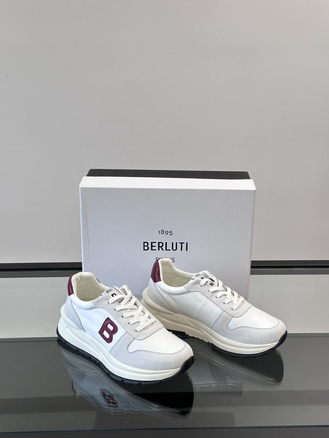 Berluti/布鲁提 低帮休闲运动鞋，这款百搭的低帮运动鞋鞋面采用进口牛皮打造，外侧饰有scritto
