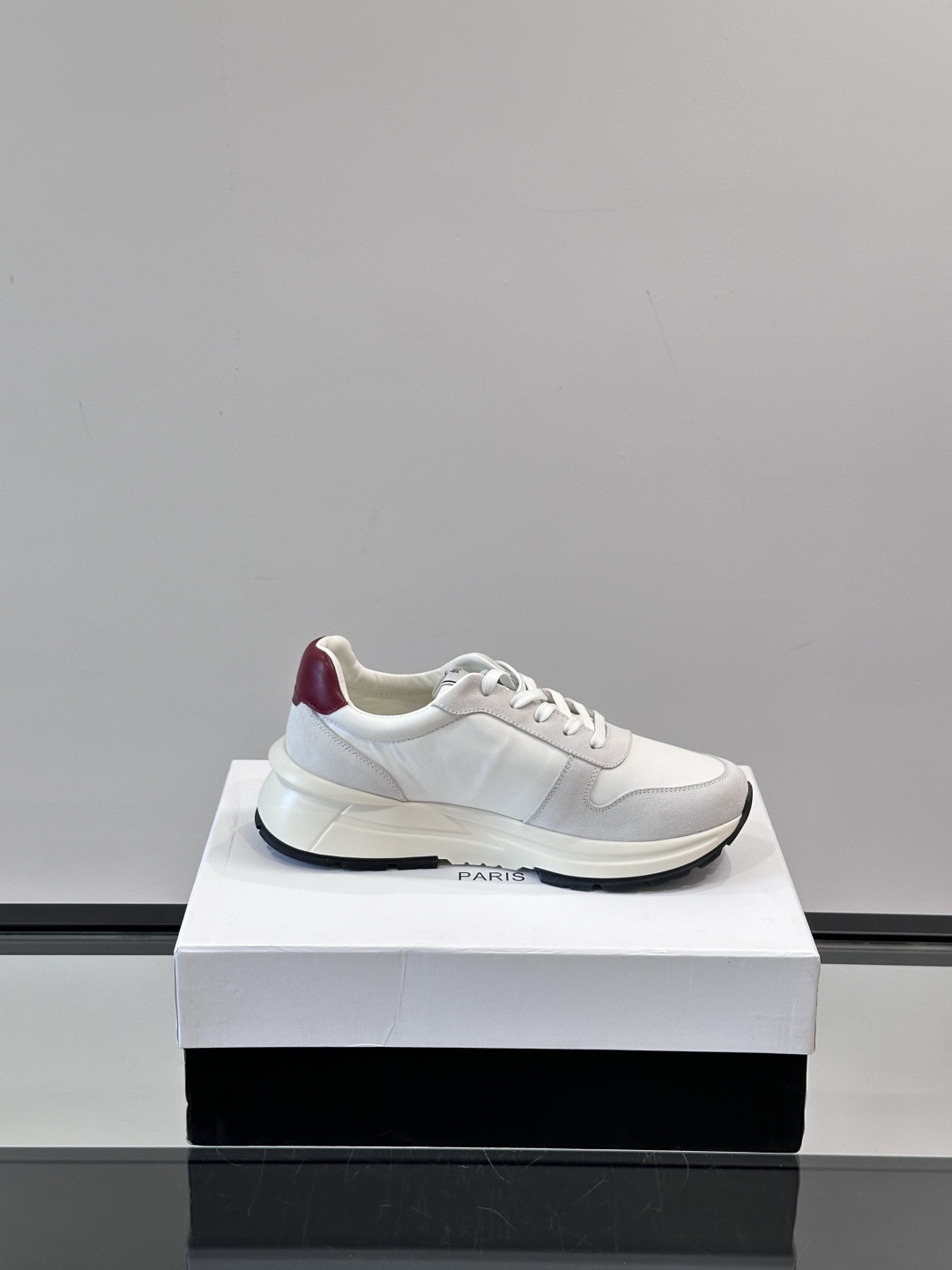 Berluti/布鲁提 低帮休闲运动鞋，这款百搭的低帮运动鞋鞋面采用进口牛皮打造，外侧饰有scritto