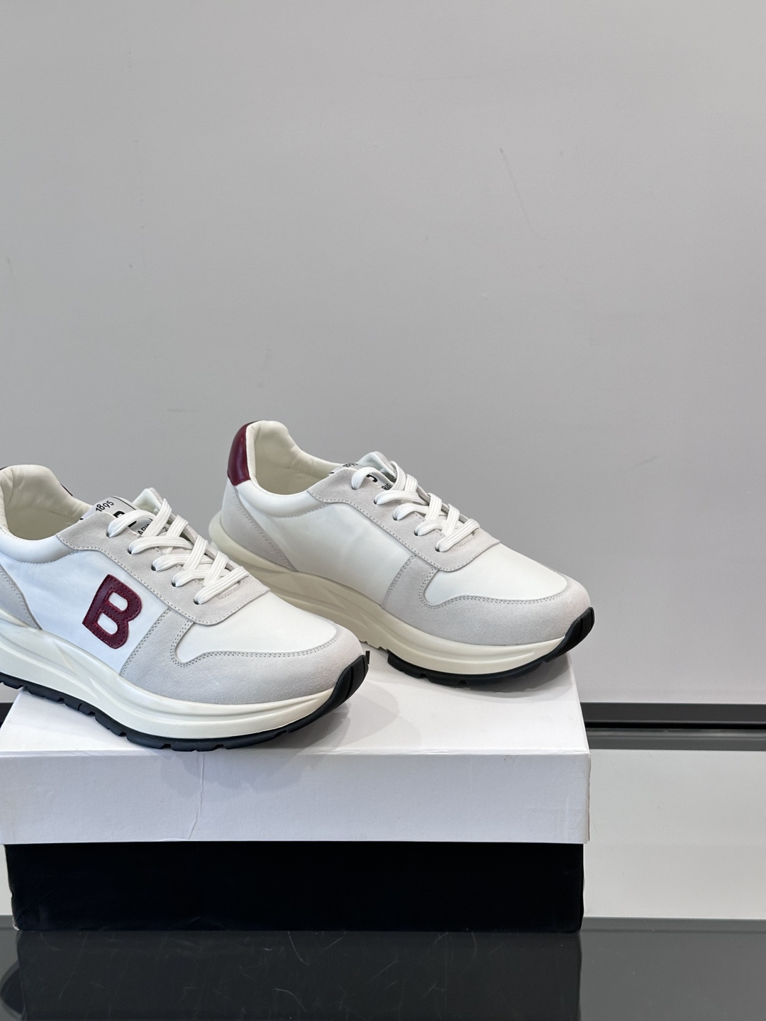 Berluti/布鲁提 低帮休闲运动鞋，这款百搭的低帮运动鞋鞋面采用进口牛皮打造，外侧饰有scritto