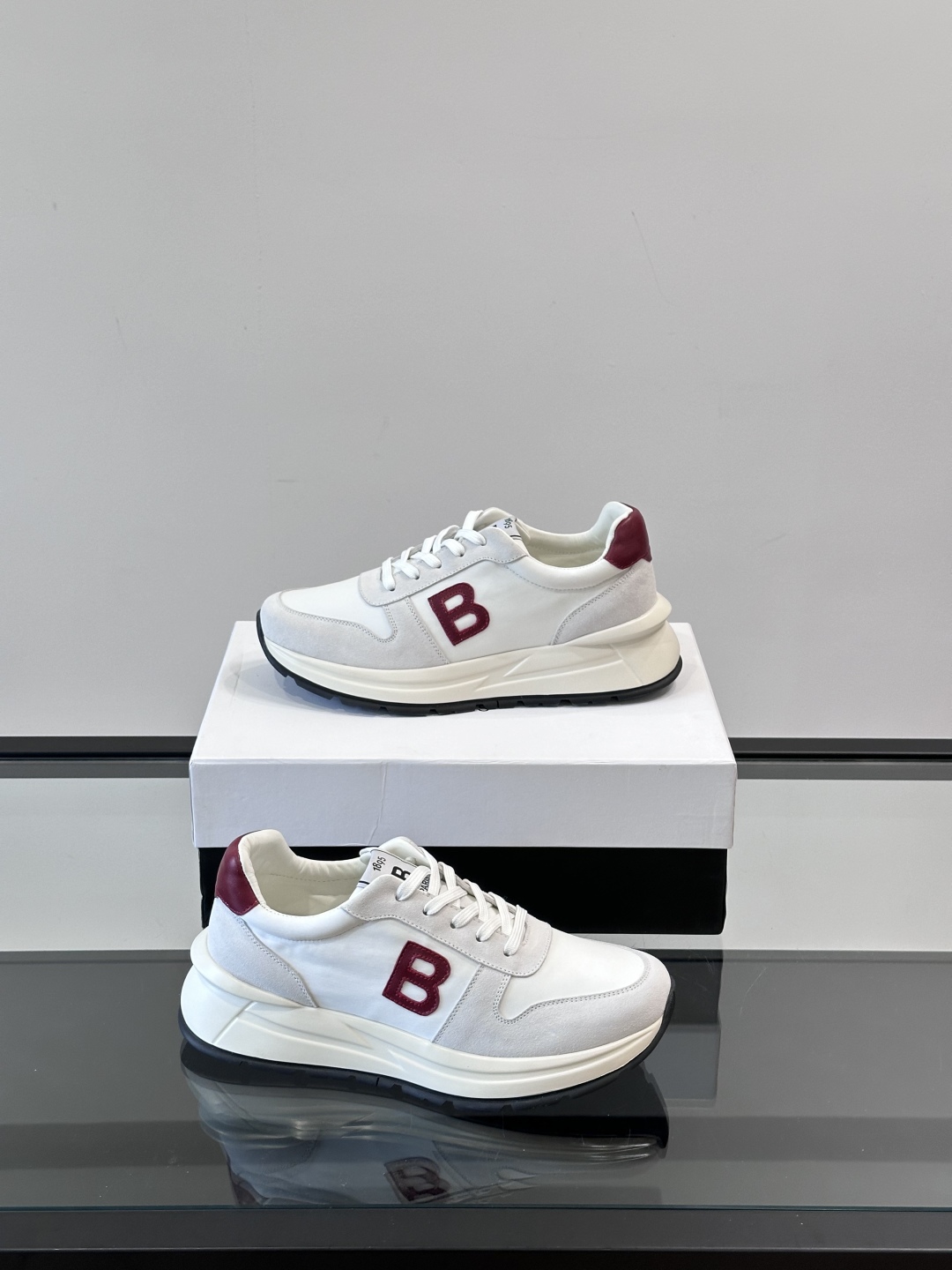 Berluti/布鲁提 低帮休闲运动鞋，这款百搭的低帮运动鞋鞋面采用进口牛皮打造，外侧饰有scritto
