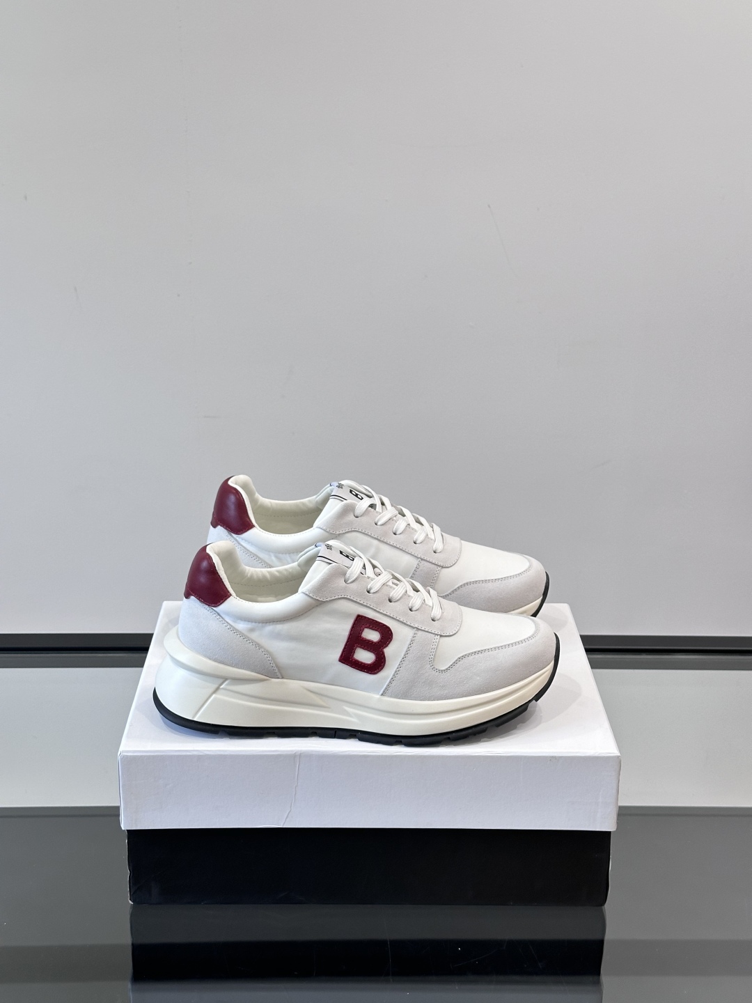 Berluti/布鲁提 低帮休闲运动鞋，这款百搭的低帮运动鞋鞋面采用进口牛皮打造，外侧饰有scritto