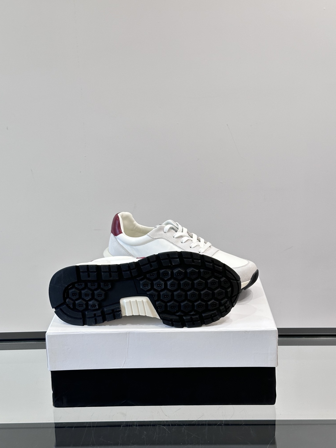 Berluti/布鲁提 低帮休闲运动鞋，这款百搭的低帮运动鞋鞋面采用进口牛皮打造，外侧饰有scritto