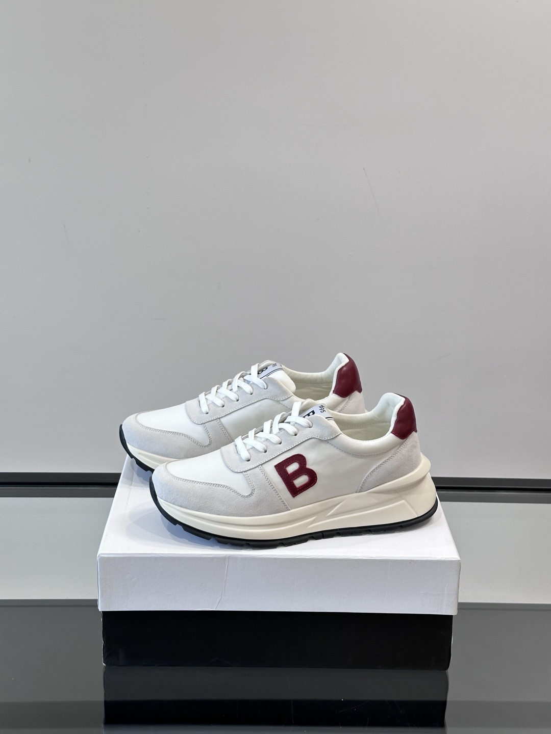 Berluti/布鲁提 低帮休闲运动鞋，这款百搭的低帮运动鞋鞋面采用进口牛皮打造，外侧饰有scritto