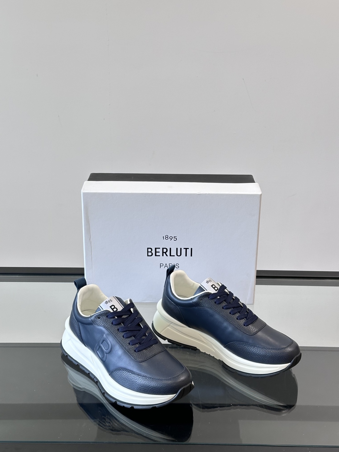 Berluti/布鲁提 低帮休闲运动鞋，这款百搭的低帮运动鞋鞋面采用进口牛皮打造，外侧饰有scritto