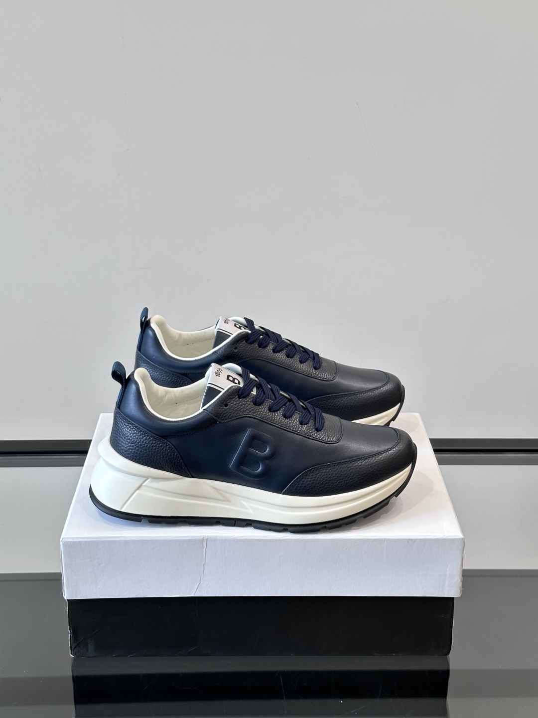 Berluti/布鲁提 低帮休闲运动鞋，这款百搭的低帮运动鞋鞋面采用进口牛皮打造，外侧饰有scritto