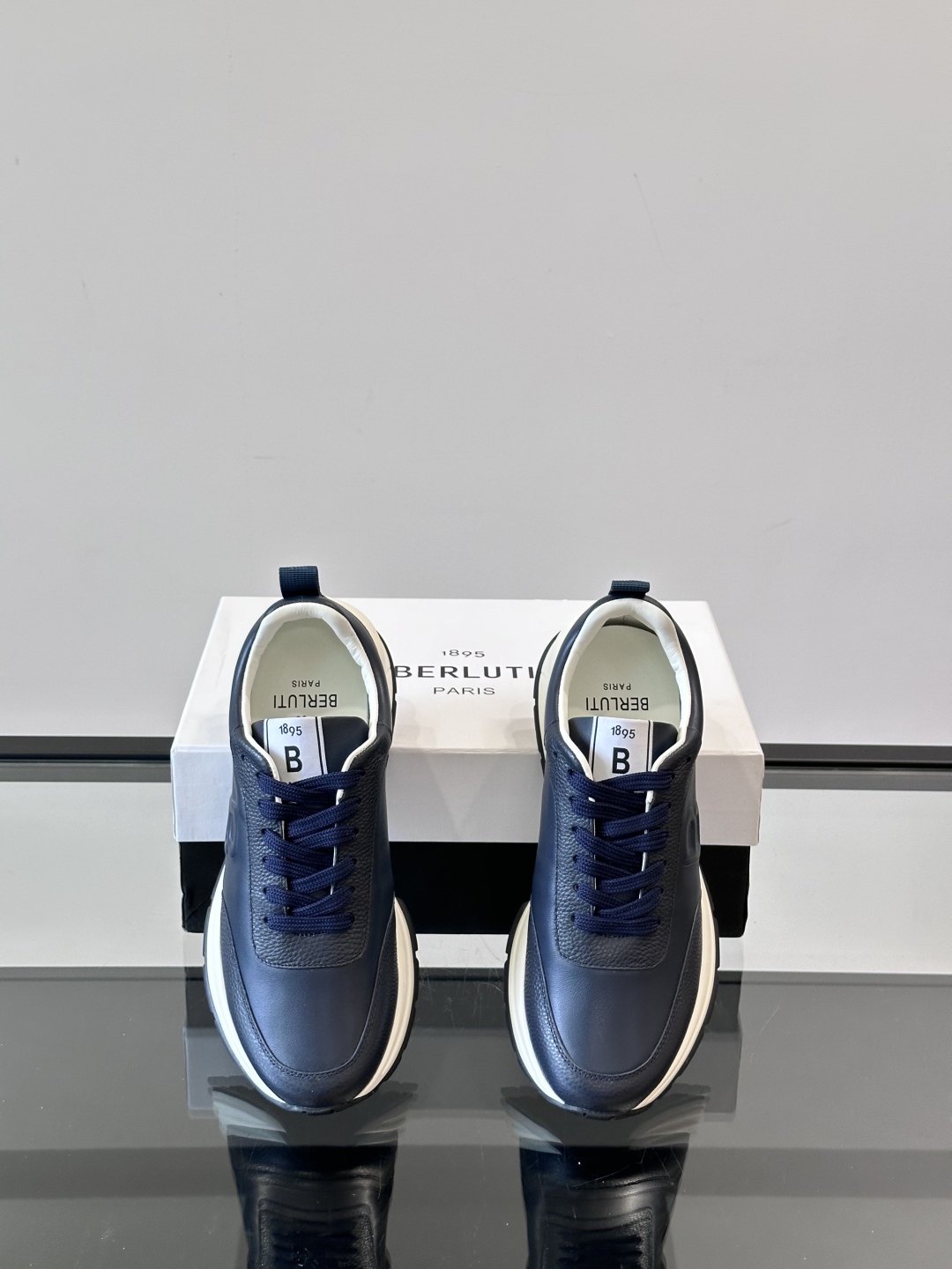 Berluti/布鲁提 低帮休闲运动鞋，这款百搭的低帮运动鞋鞋面采用进口牛皮打造，外侧饰有scritto