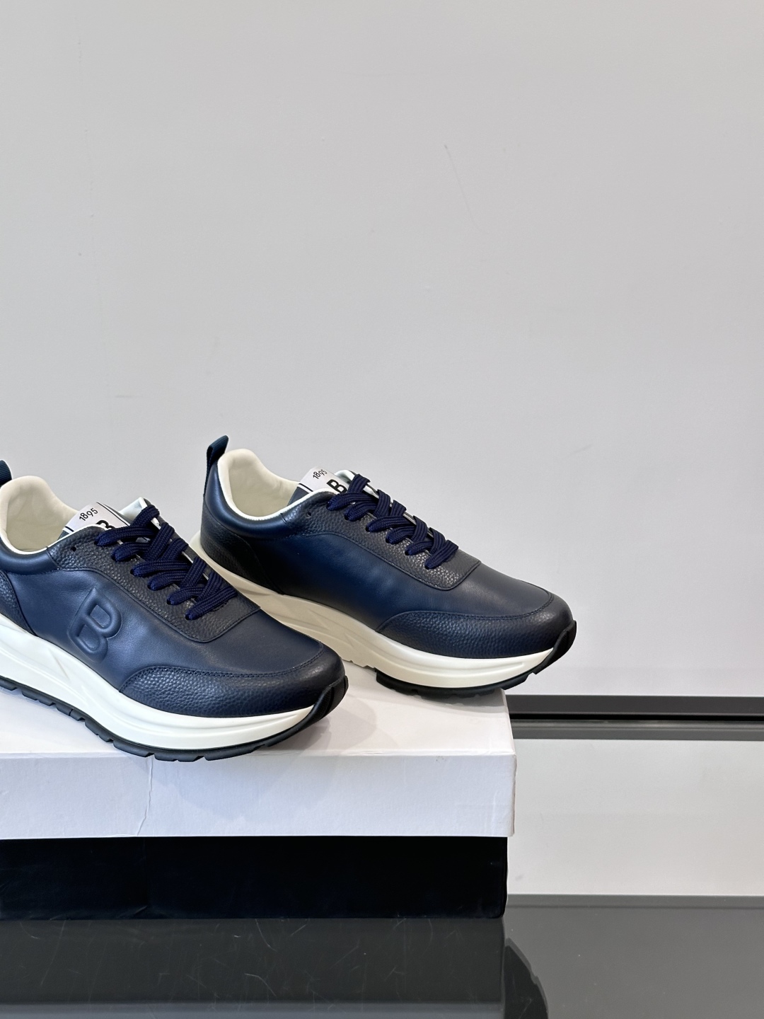 Berluti/布鲁提 低帮休闲运动鞋，这款百搭的低帮运动鞋鞋面采用进口牛皮打造，外侧饰有scritto