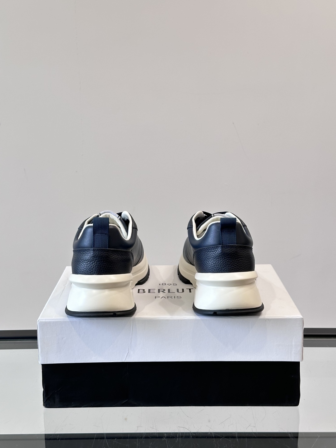 Berluti/布鲁提 低帮休闲运动鞋，这款百搭的低帮运动鞋鞋面采用进口牛皮打造，外侧饰有scritto