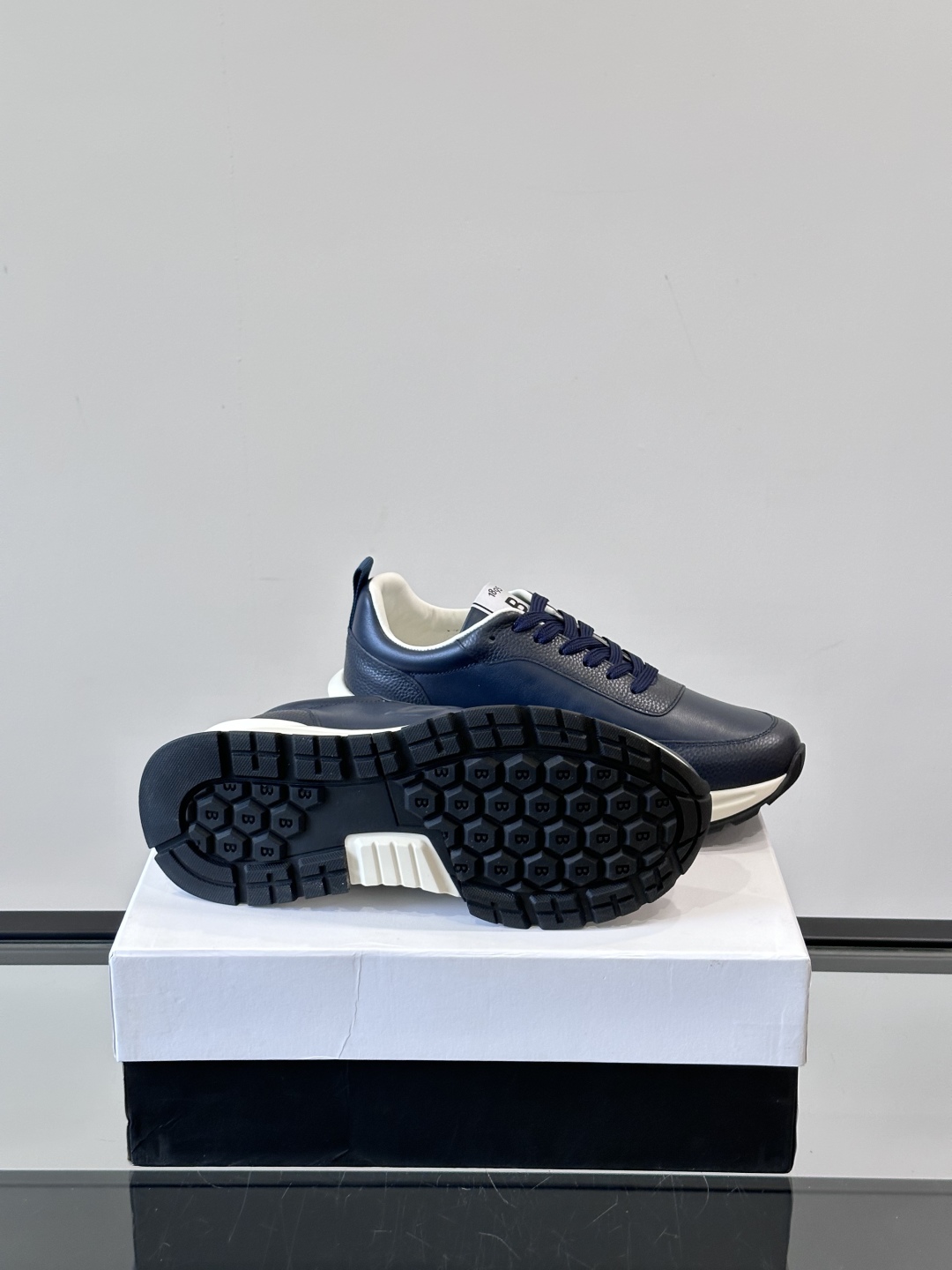 Berluti/布鲁提 低帮休闲运动鞋，这款百搭的低帮运动鞋鞋面采用进口牛皮打造，外侧饰有scritto