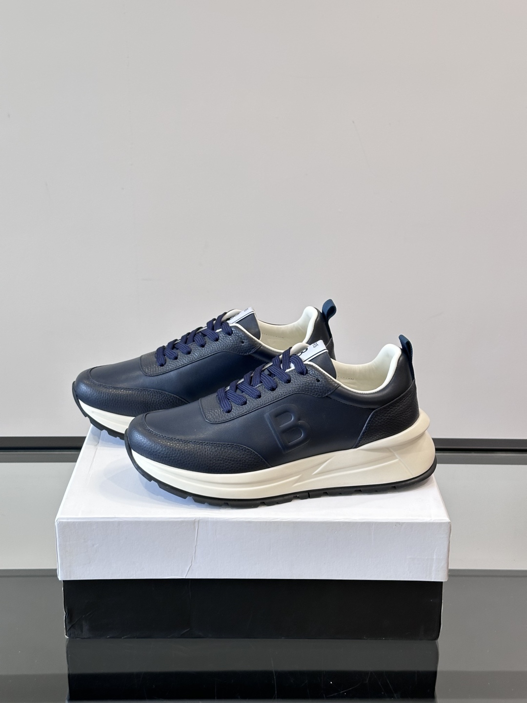 Berluti/布鲁提 低帮休闲运动鞋，这款百搭的低帮运动鞋鞋面采用进口牛皮打造，外侧饰有scritto