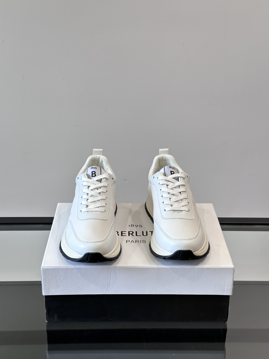 Berluti/布鲁提 低帮休闲运动鞋，这款百搭的低帮运动鞋鞋面采用进口牛皮打造，外侧饰有scritto
