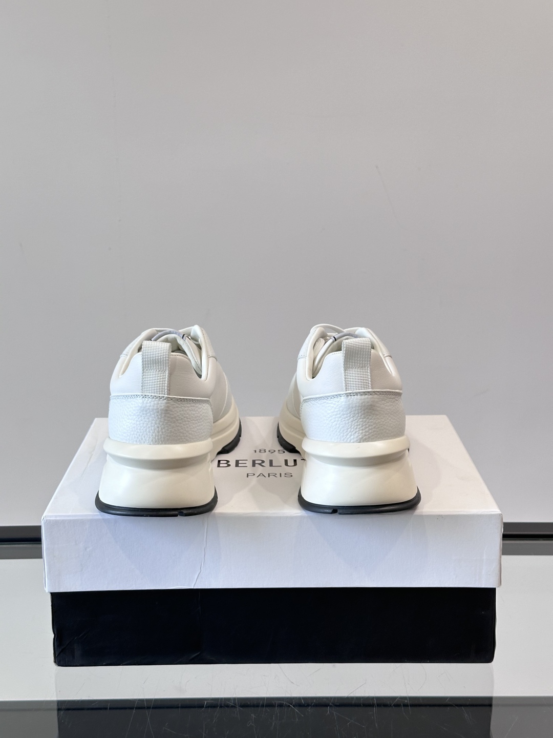 Berluti/布鲁提 低帮休闲运动鞋，这款百搭的低帮运动鞋鞋面采用进口牛皮打造，外侧饰有scritto