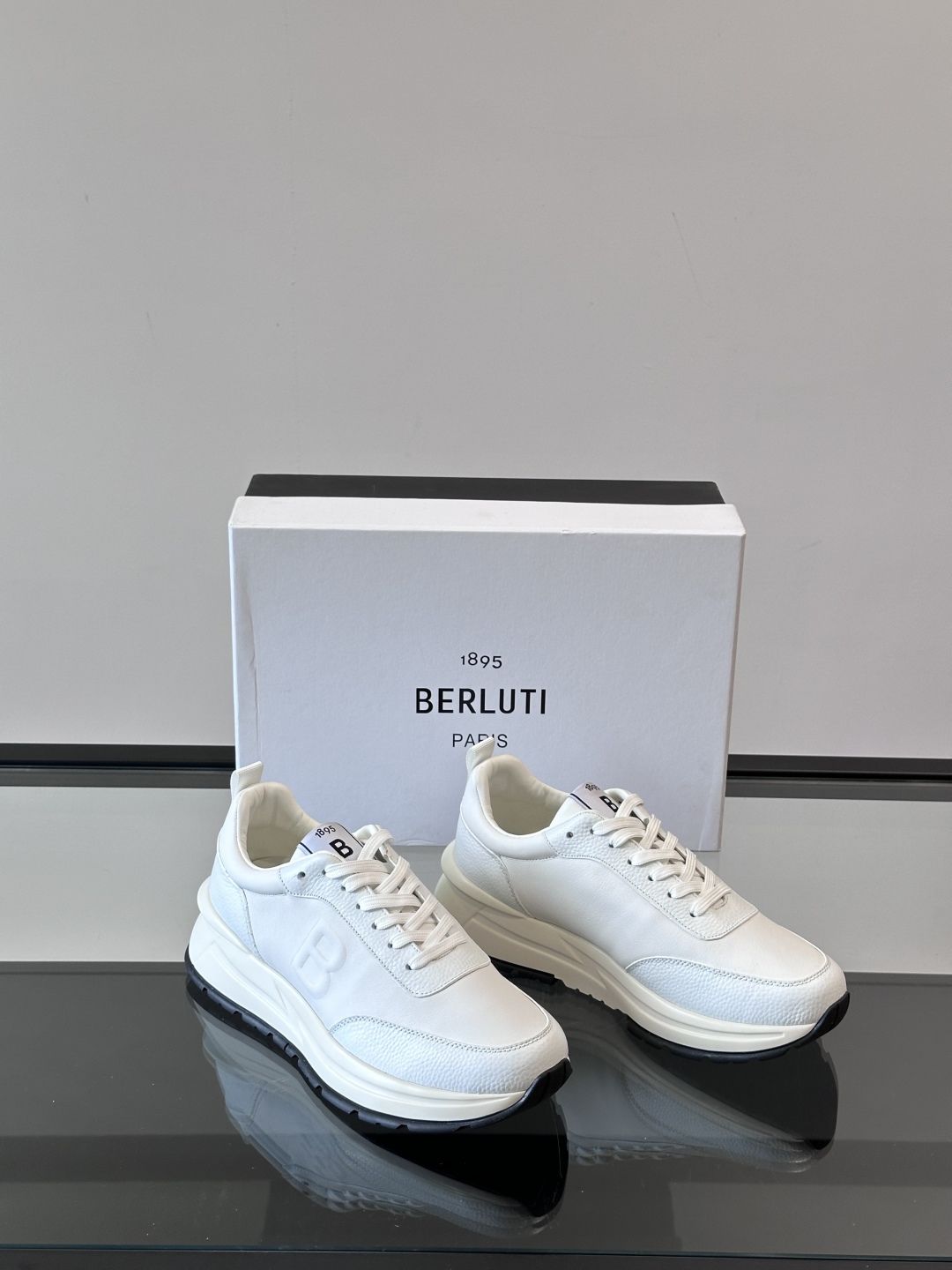 Berluti/布鲁提 低帮休闲运动鞋，这款百搭的低帮运动鞋鞋面采用进口牛皮打造，外侧饰有scritto