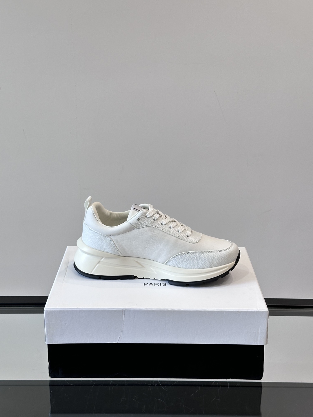 Berluti/布鲁提 低帮休闲运动鞋，这款百搭的低帮运动鞋鞋面采用进口牛皮打造，外侧饰有scritto