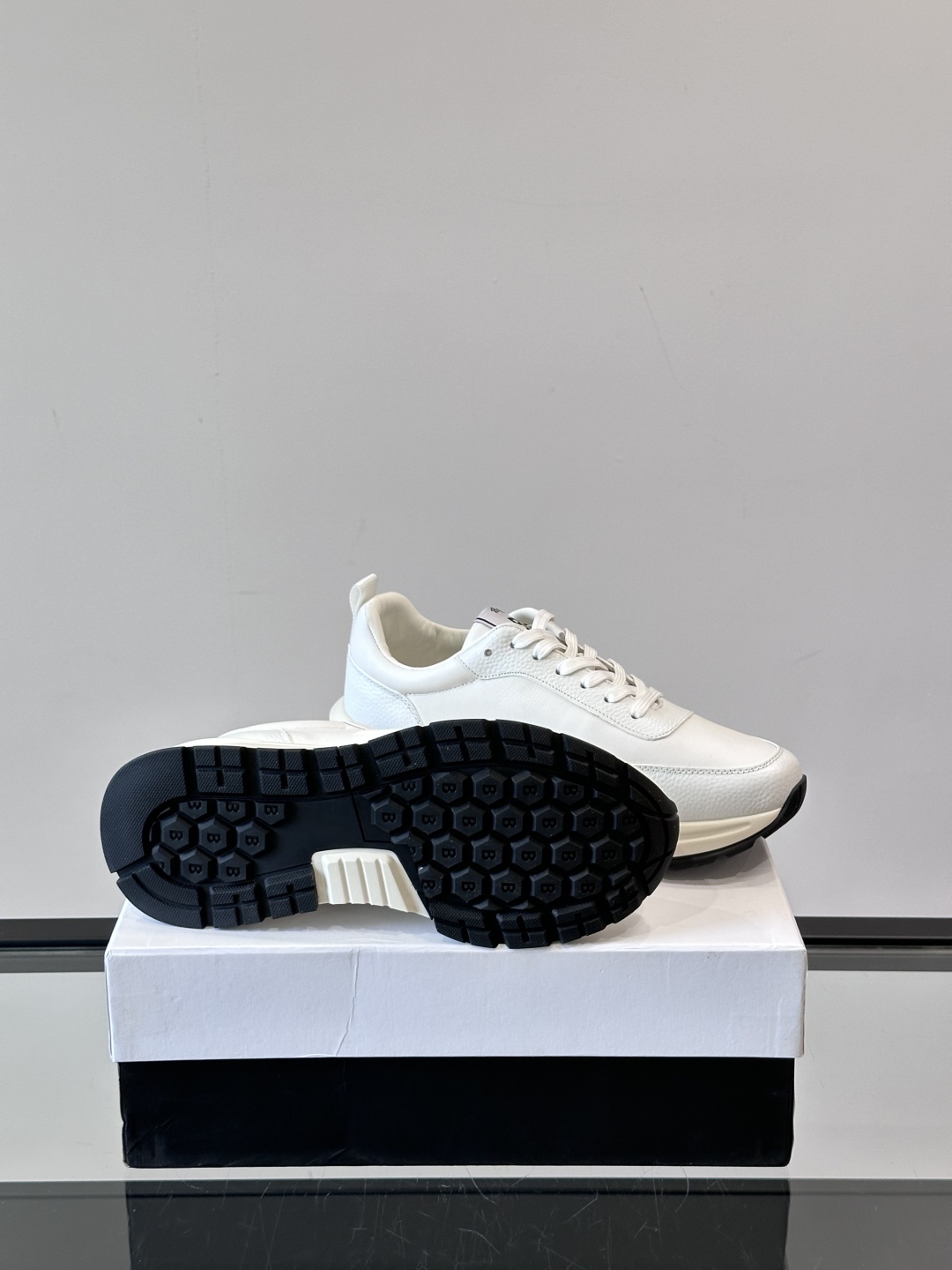 Berluti/布鲁提 低帮休闲运动鞋，这款百搭的低帮运动鞋鞋面采用进口牛皮打造，外侧饰有scritto