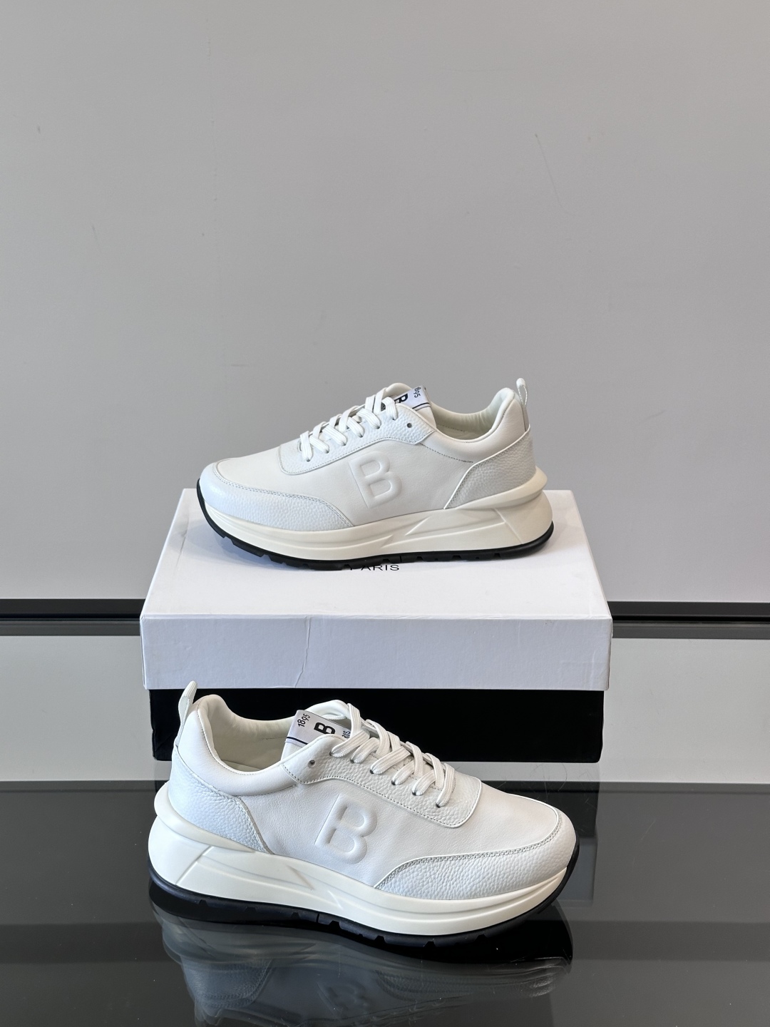 Berluti/布鲁提 低帮休闲运动鞋，这款百搭的低帮运动鞋鞋面采用进口牛皮打造，外侧饰有scritto