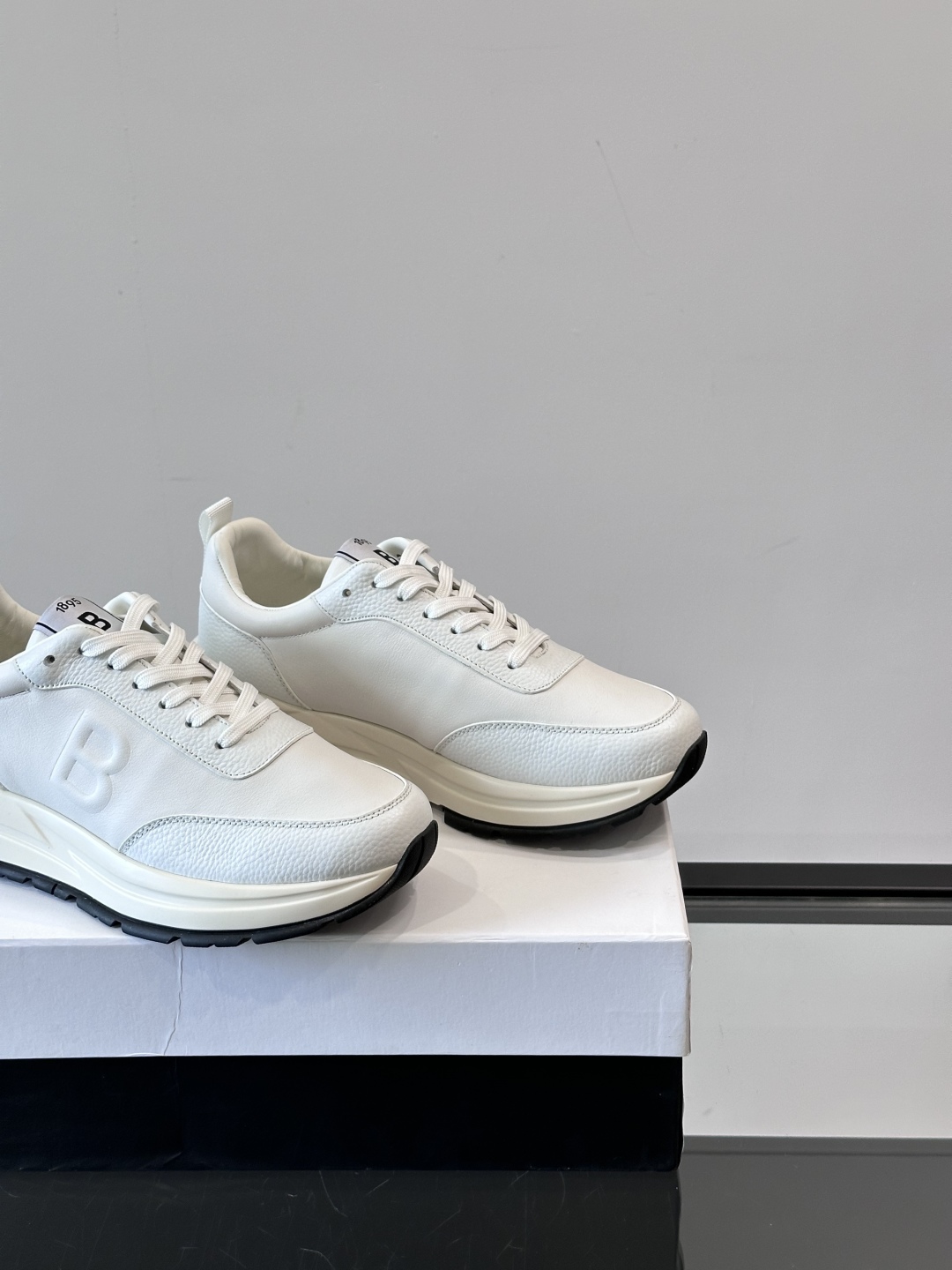 Berluti/布鲁提 低帮休闲运动鞋，这款百搭的低帮运动鞋鞋面采用进口牛皮打造，外侧饰有scritto