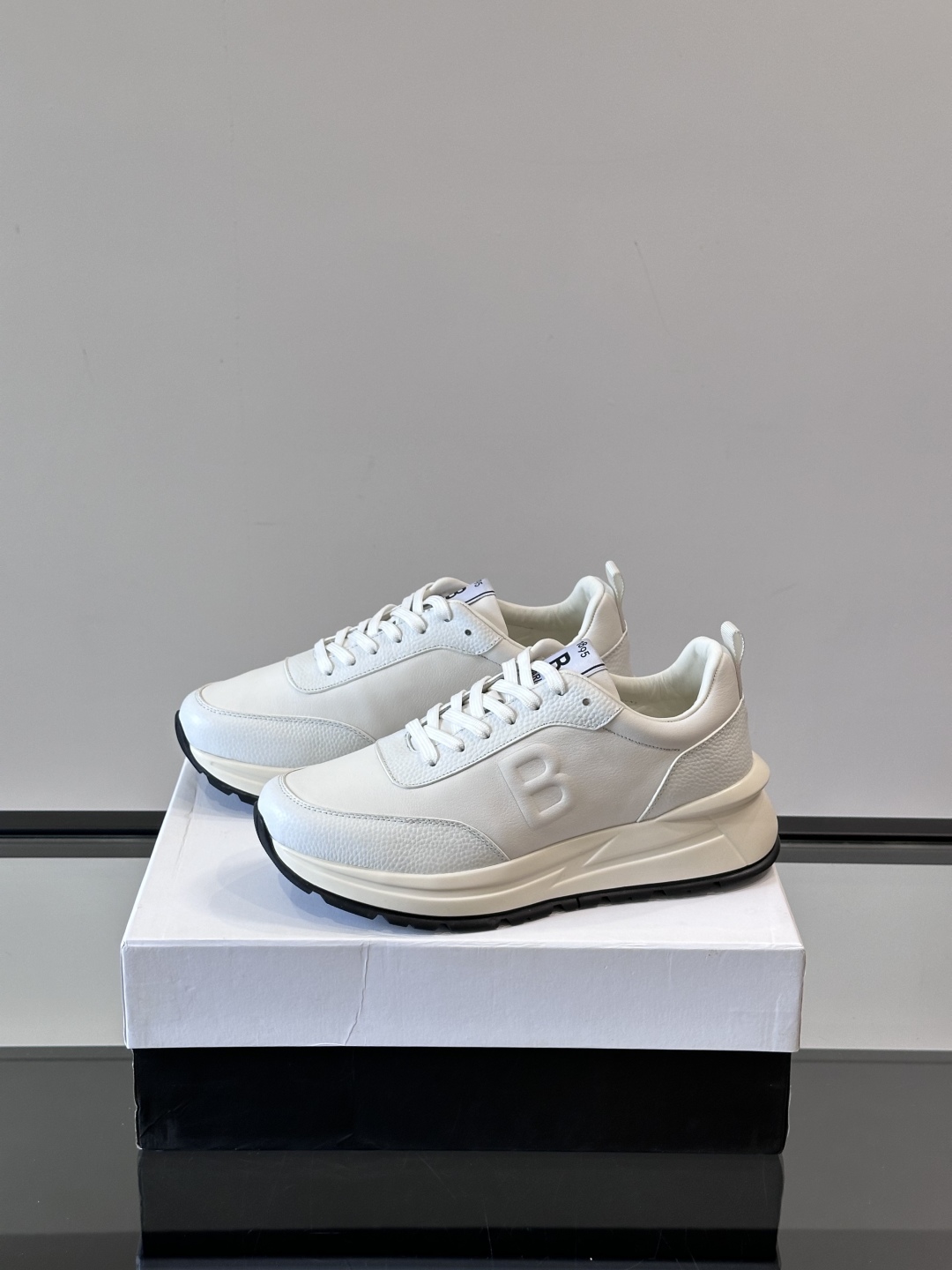 Berluti/布鲁提 低帮休闲运动鞋，这款百搭的低帮运动鞋鞋面采用进口牛皮打造，外侧饰有scritto