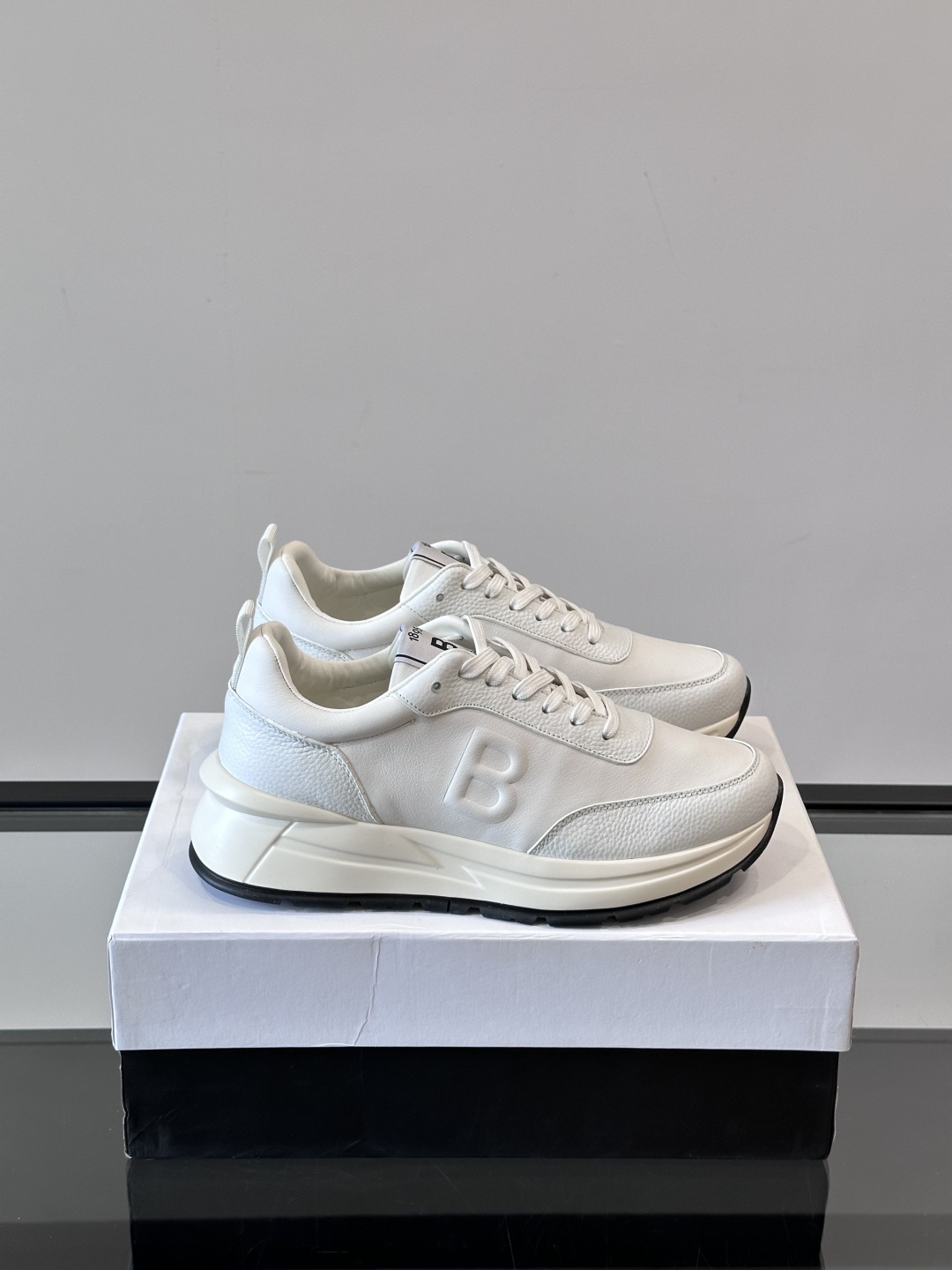 Berluti/布鲁提 低帮休闲运动鞋，这款百搭的低帮运动鞋鞋面采用进口牛皮打造，外侧饰有scritto