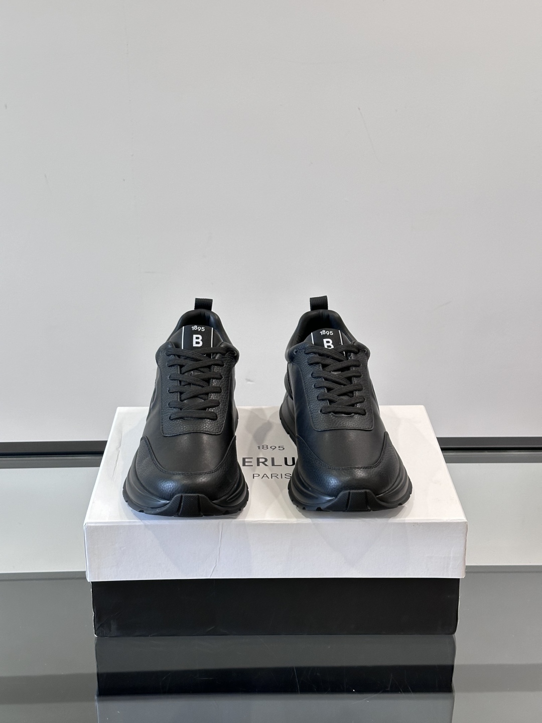 Berluti/布鲁提 低帮休闲运动鞋，这款百搭的低帮运动鞋鞋面采用进口牛皮打造，外侧饰有scritto