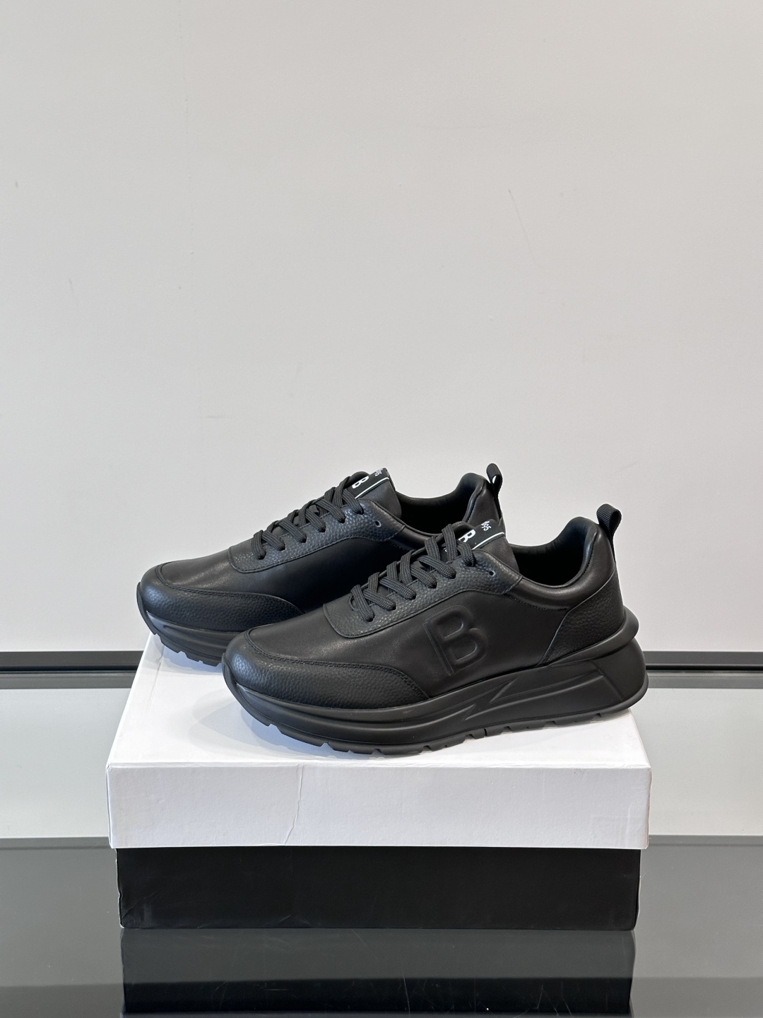 Berluti/布鲁提 低帮休闲运动鞋，这款百搭的低帮运动鞋鞋面采用进口牛皮打造，外侧饰有scritto