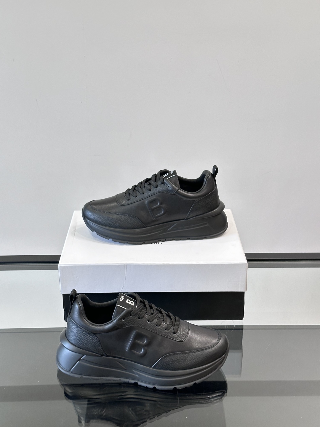 Berluti/布鲁提 低帮休闲运动鞋，这款百搭的低帮运动鞋鞋面采用进口牛皮打造，外侧饰有scritto